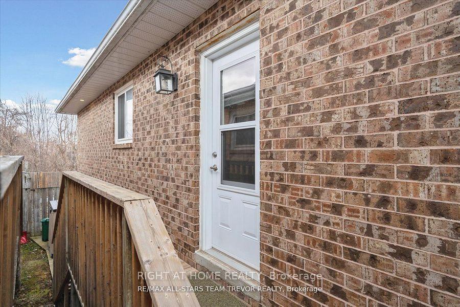 Photo 18 of Unit LOWER, 6 Newlands Avenue, Georgina, Keswick South — HOMEH