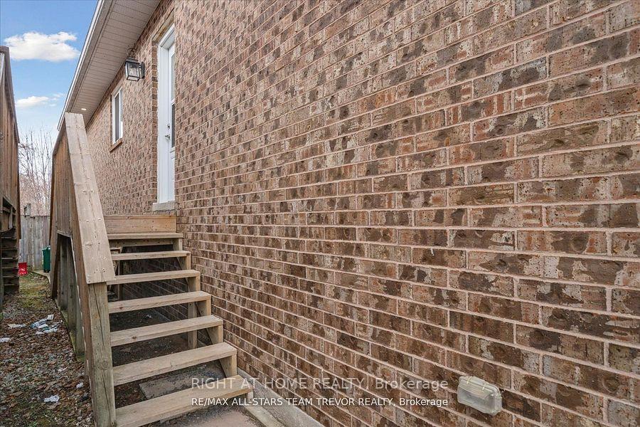 Photo 19 of Unit LOWER, 6 Newlands Avenue, Georgina, Keswick South — HOMEH