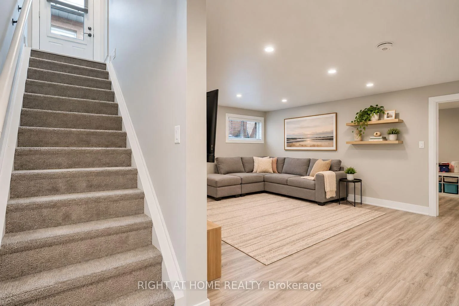 Photo 4 of Unit LOWER, 6 Newlands Avenue, Georgina, Keswick South — HOMEH