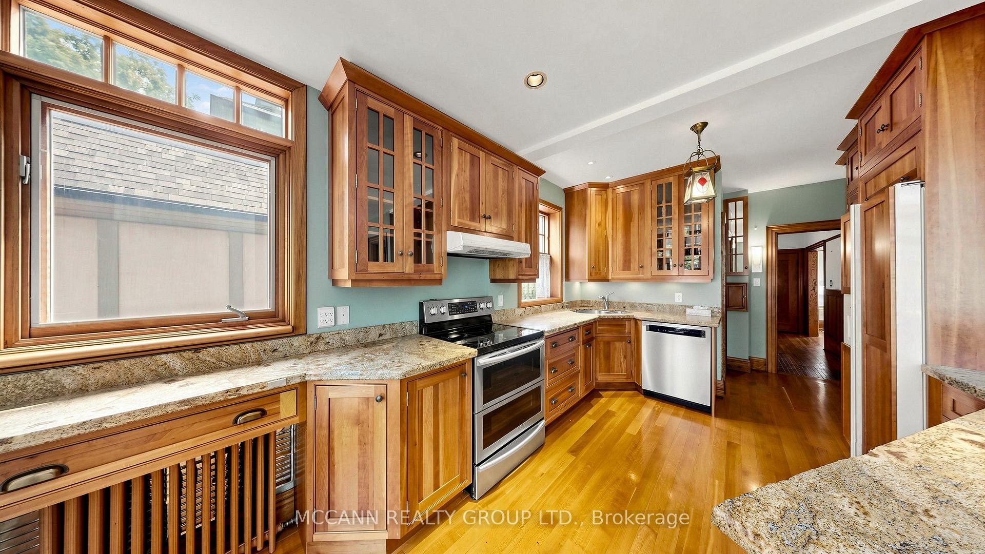 Photo 13 of 252 Sheldrake Boulevard, Toronto, Mount Pleasant East — HOMEH