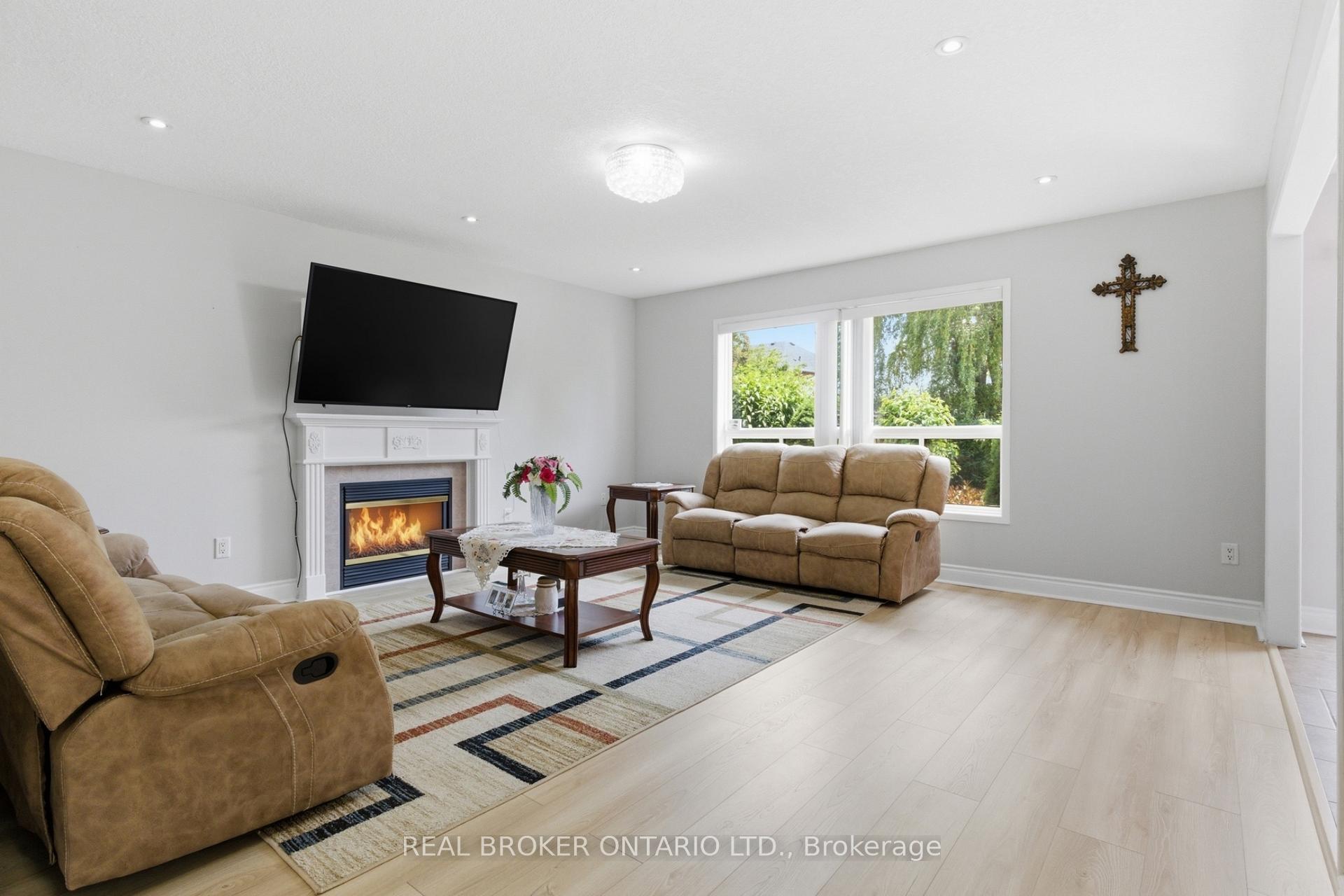 Photo 11 of 135 Blackburn Drive, Brantford, Empire — HOMEH
