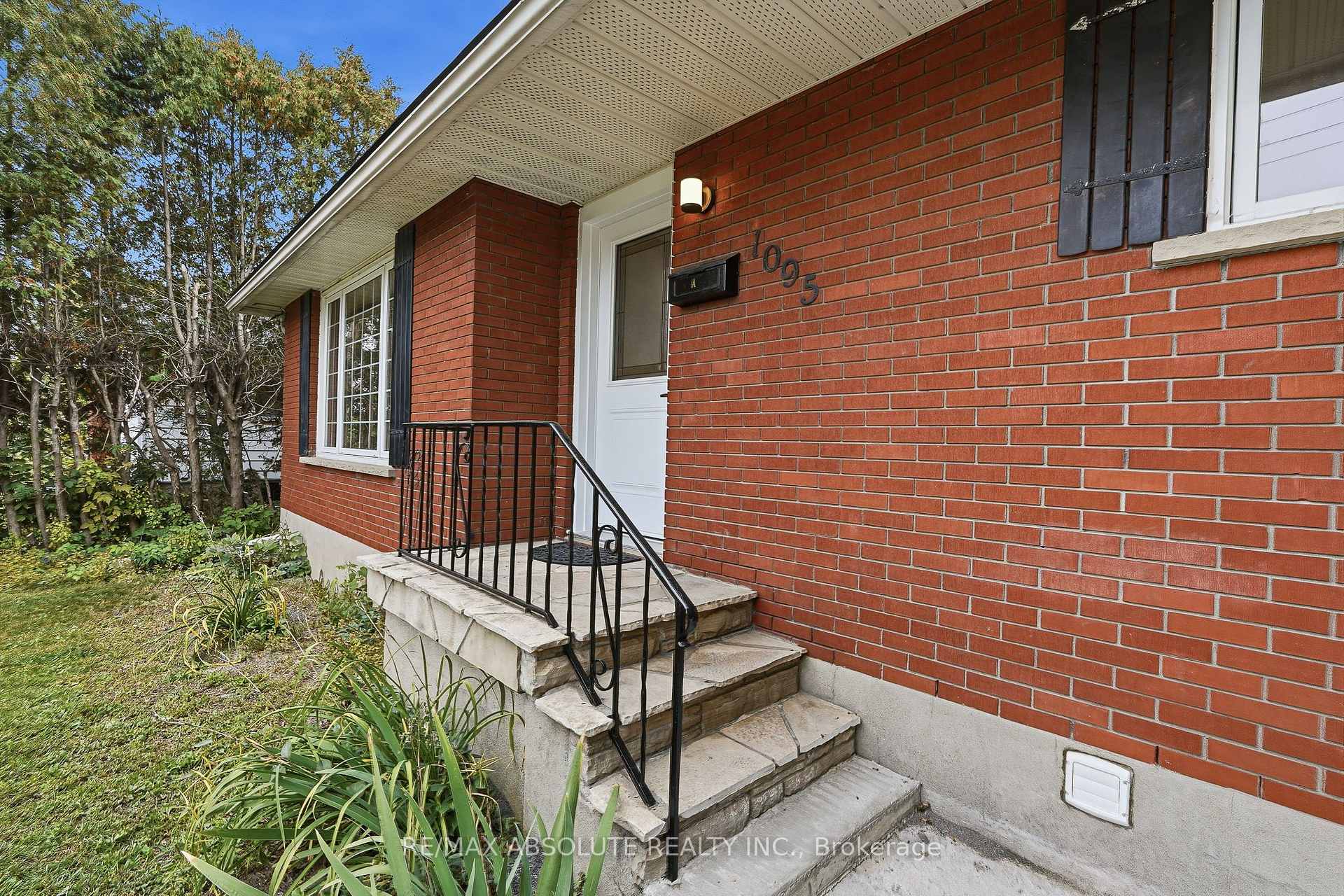 Photo 2 of 1095 Kenaston Street, Ottawa, Cyrville Rd./Industrial Park — HOMEH