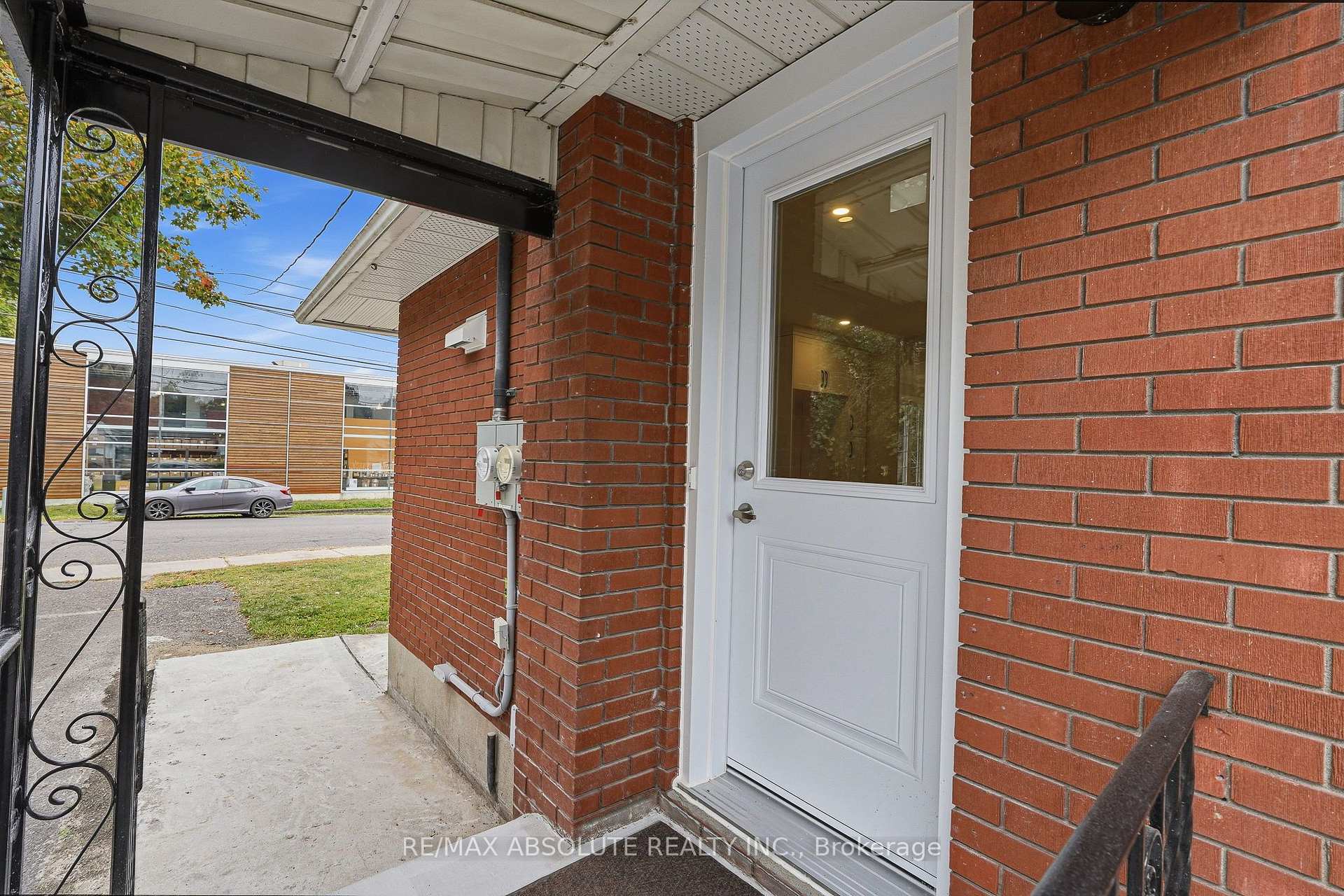 Photo 3 of 1095 Kenaston Street, Ottawa, Cyrville Rd./Industrial Park — HOMEH