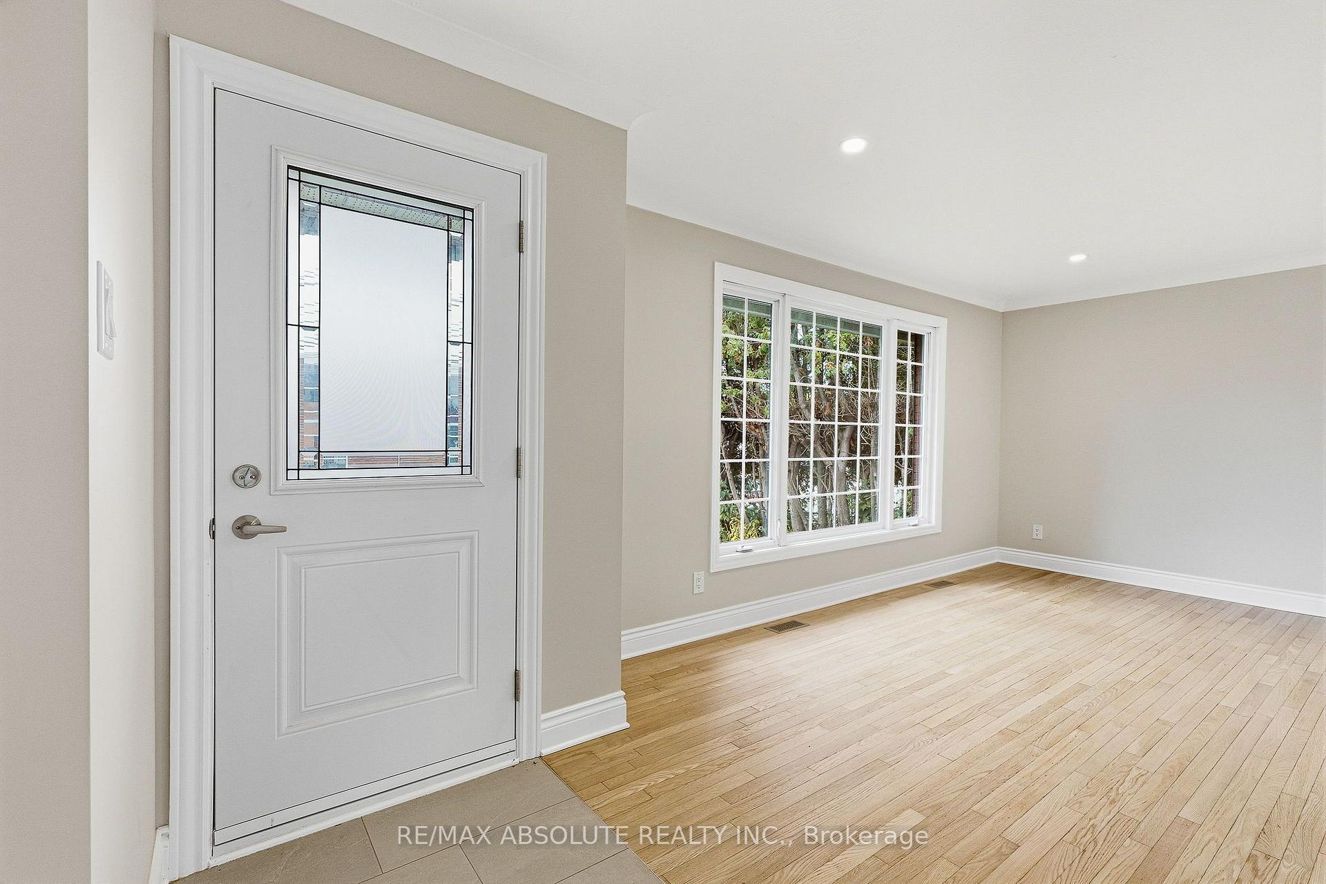 Photo 4 of 1095 Kenaston Street, Ottawa, Cyrville Rd./Industrial Park — HOMEH