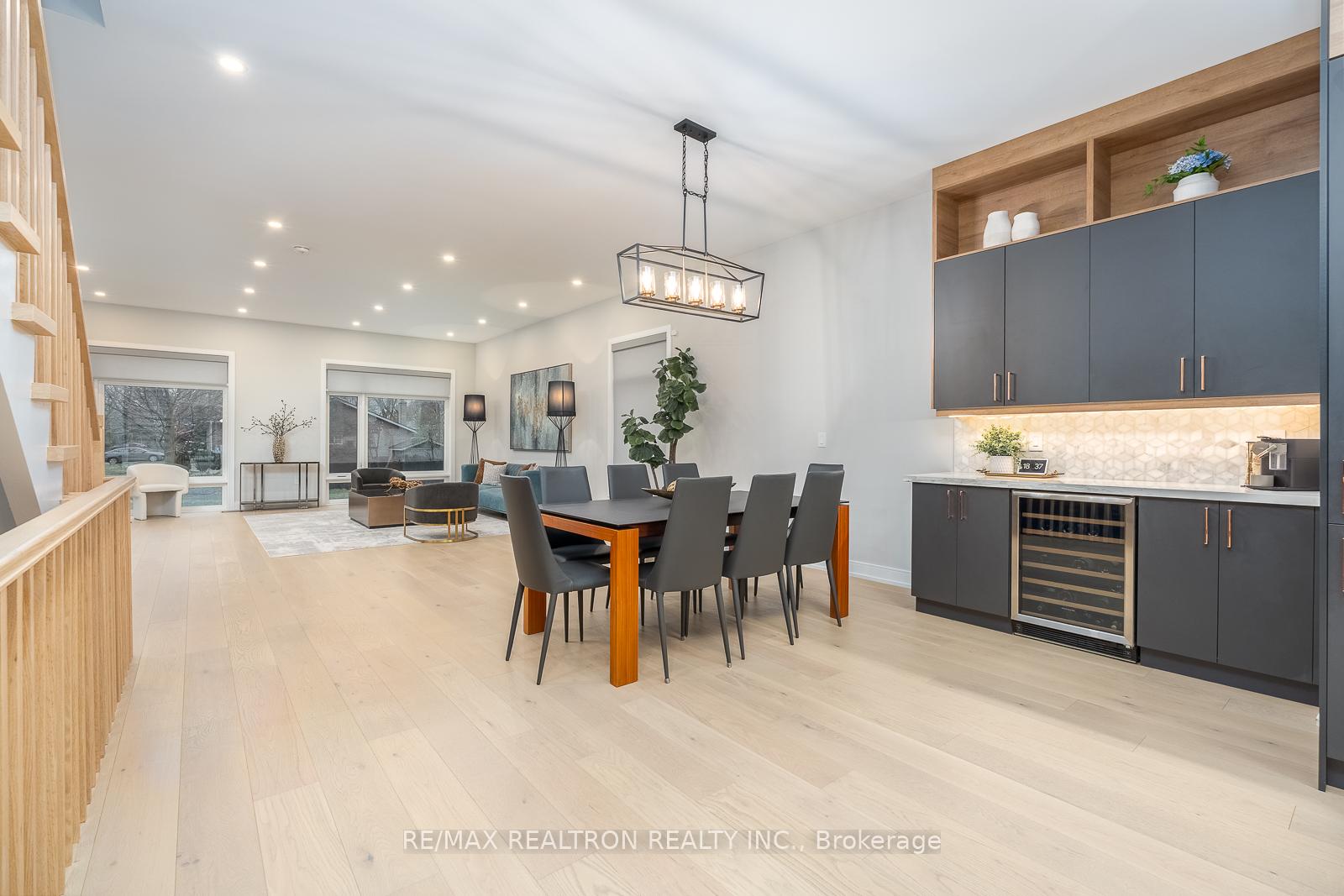 Photo 7 of 70 Collins Crescent, Aurora, Aurora Heights — HOMEH