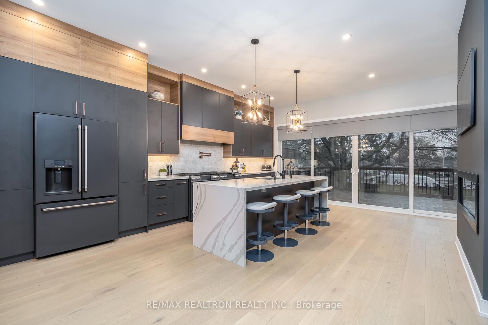 Photo 8 of 70 Collins Crescent, Aurora, Aurora Heights — HOMEH