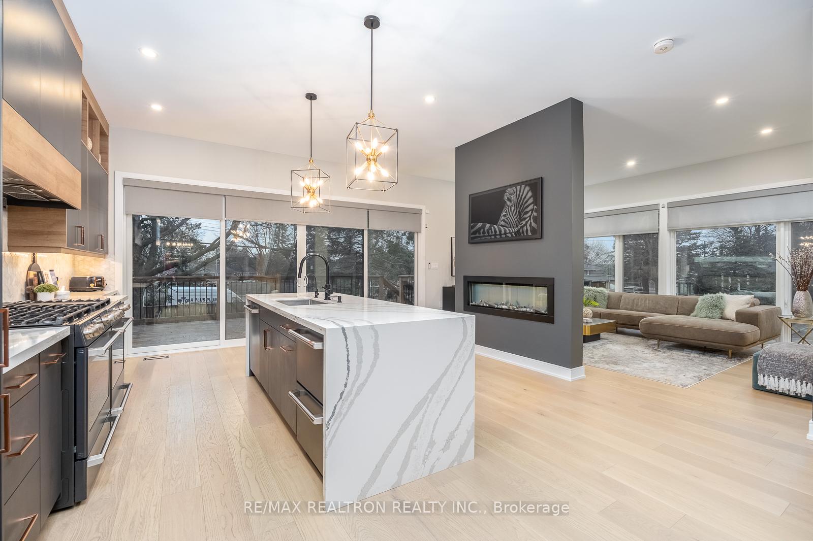 Photo 9 of 70 Collins Crescent, Aurora, Aurora Heights — HOMEH