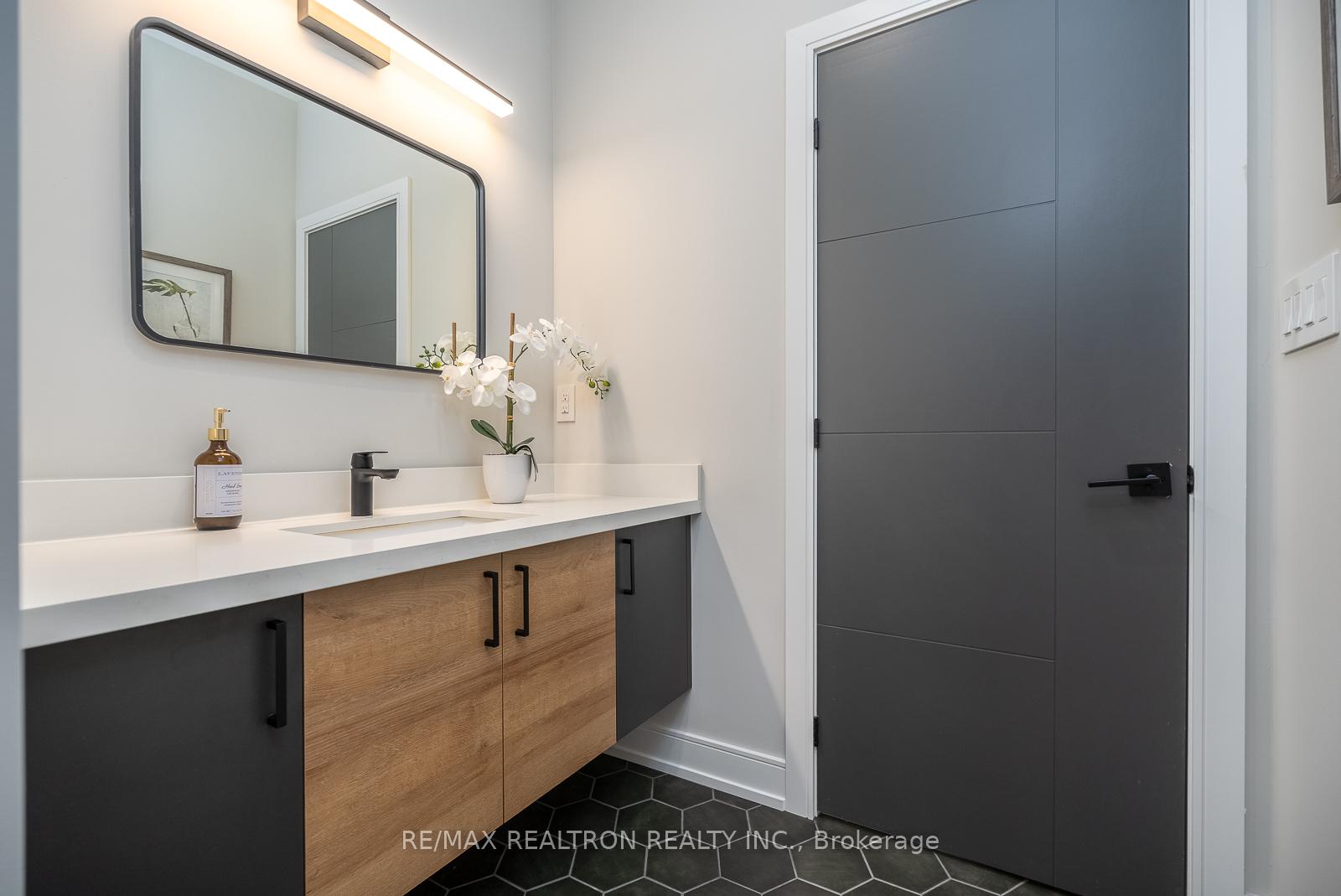 Photo 36 of 70 Collins Crescent, Aurora, Aurora Heights — HOMEH