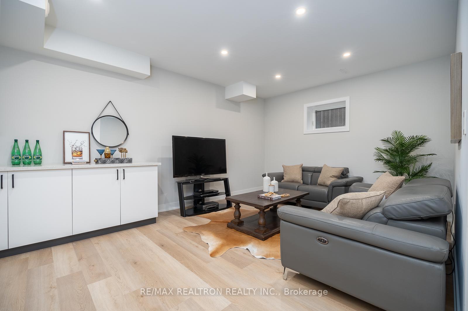 Photo 38 of 70 Collins Crescent, Aurora, Aurora Heights — HOMEH