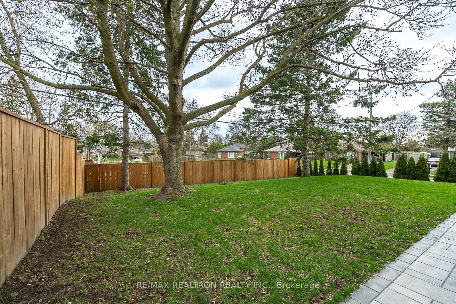 Photo 47 of 70 Collins Crescent, Aurora, Aurora Heights — HOMEH