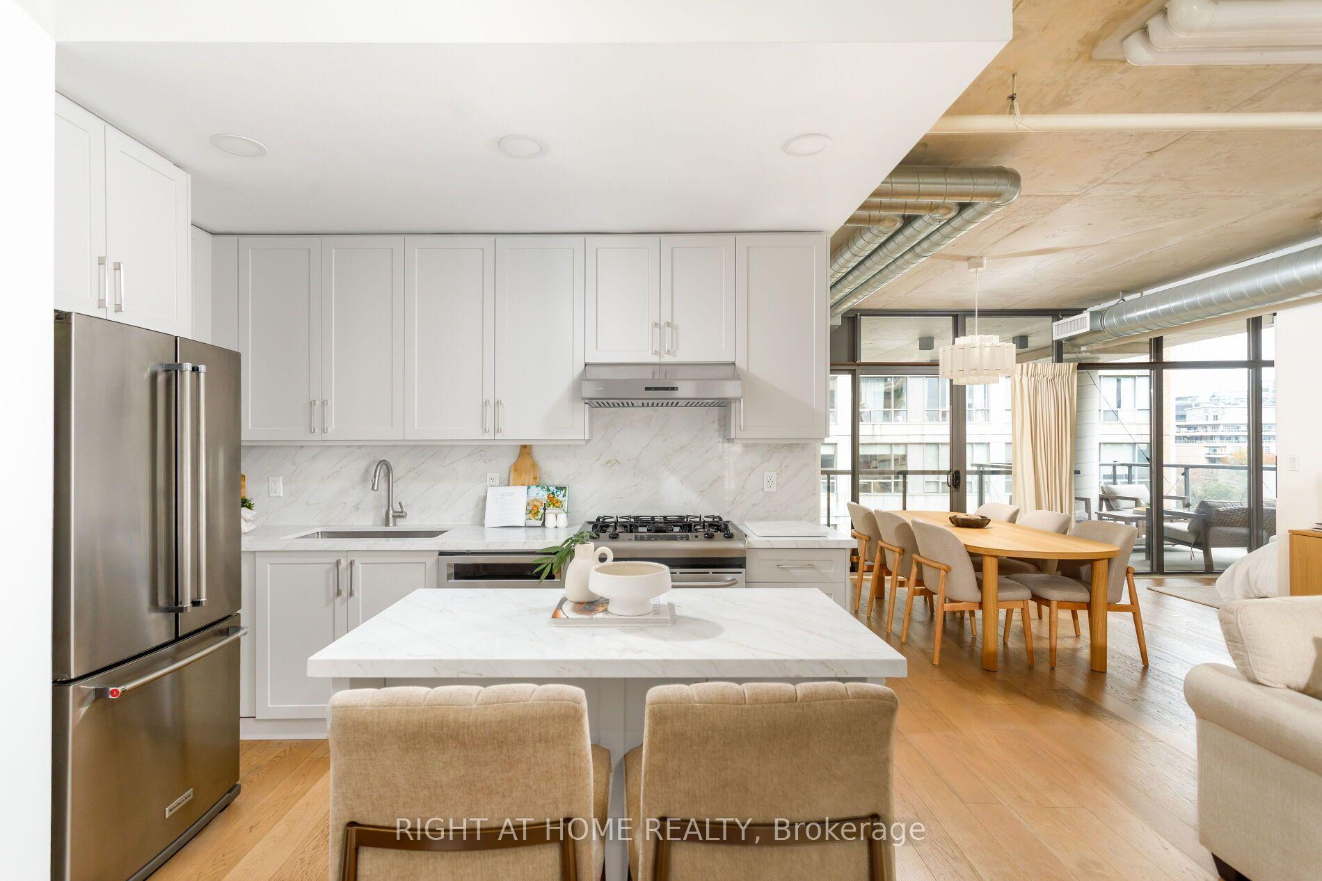 Front of Unit 805, 533 Richmond Street W
