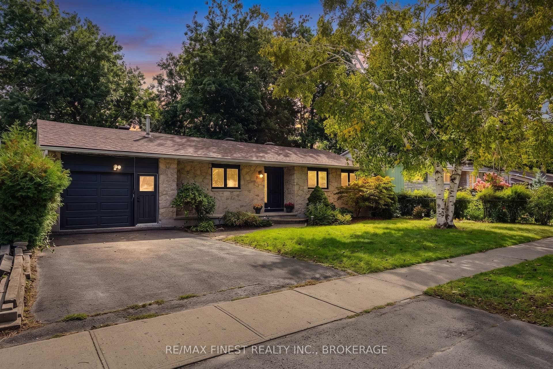 Photo of 933 Mayfair Crescent