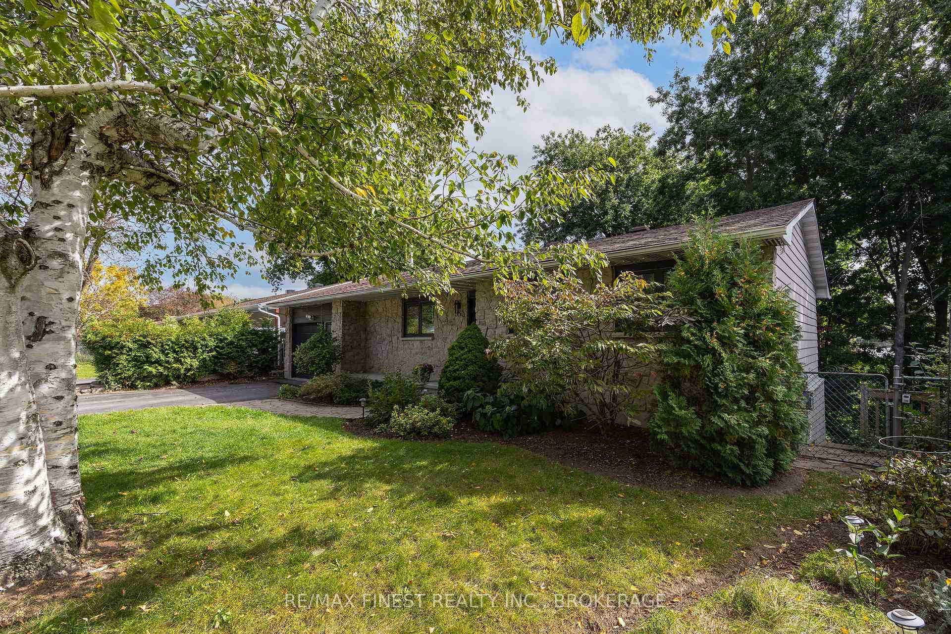 Photo 2 of 933 Mayfair Crescent, Kingston, South of Taylor-Kidd Blvd — HOMEH