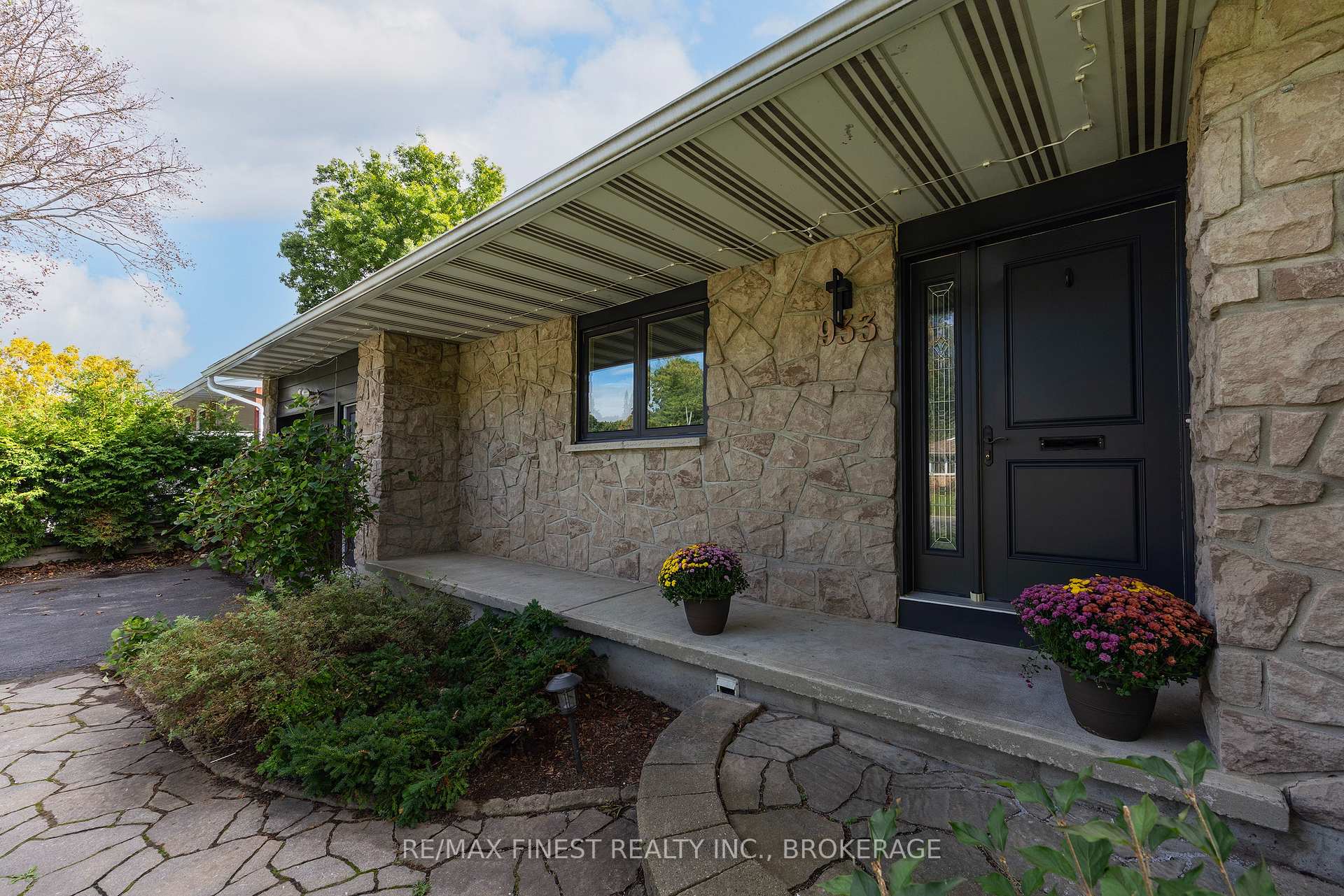 Photo 3 of 933 Mayfair Crescent, Kingston, South of Taylor-Kidd Blvd — HOMEH