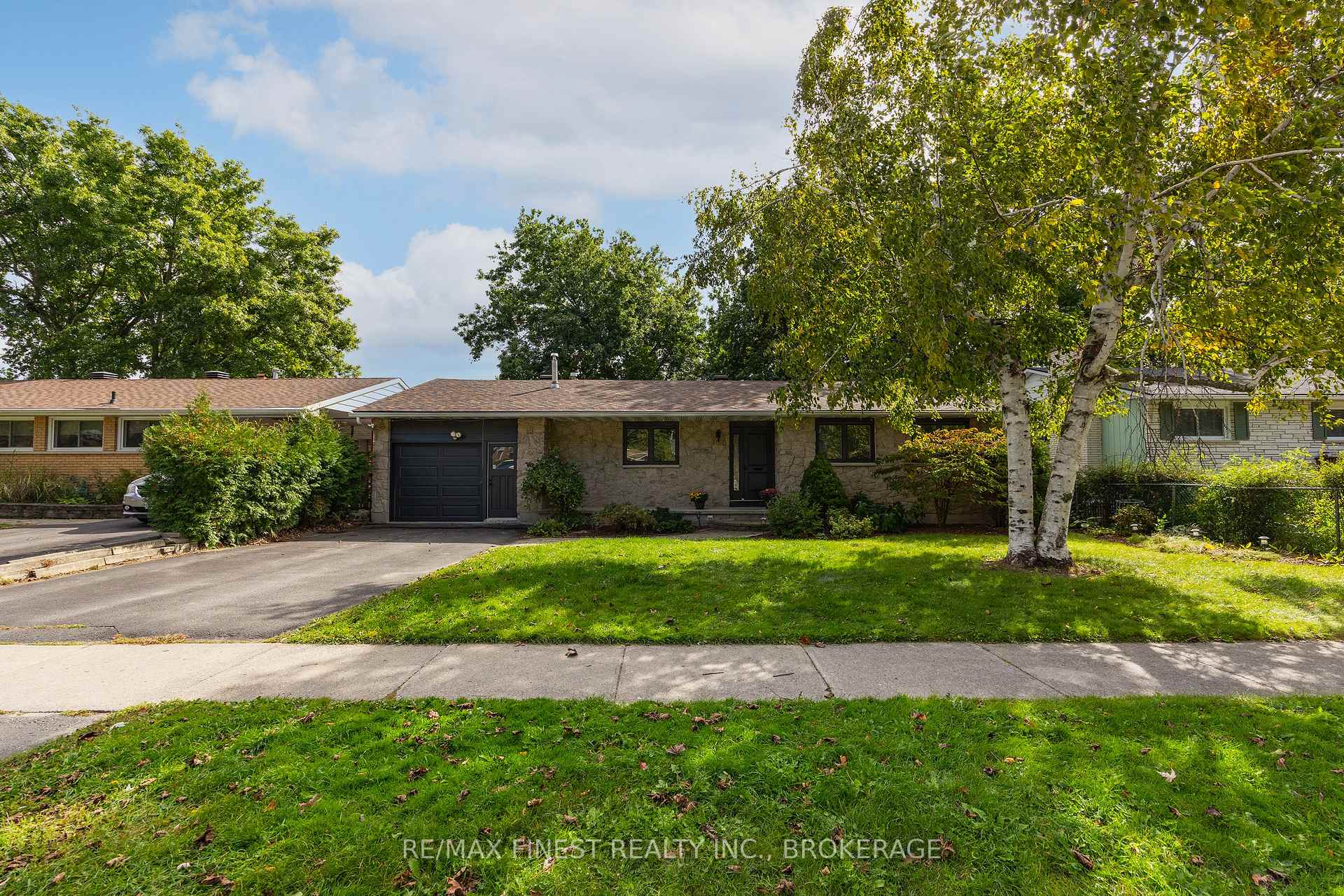 Photo 4 of 933 Mayfair Crescent, Kingston, South of Taylor-Kidd Blvd — HOMEH