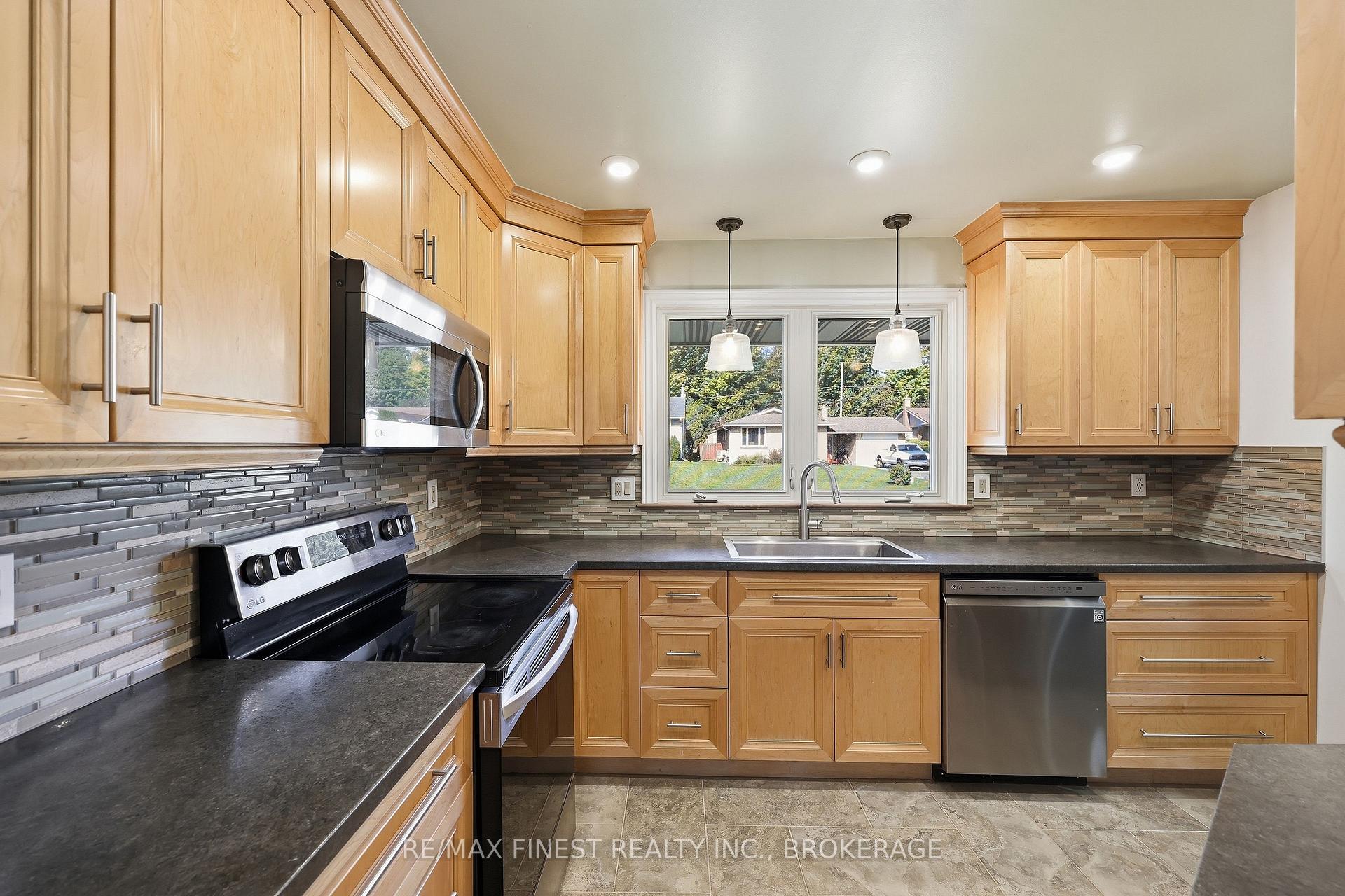 Photo 14 of 933 Mayfair Crescent, Kingston, South of Taylor-Kidd Blvd — HOMEH