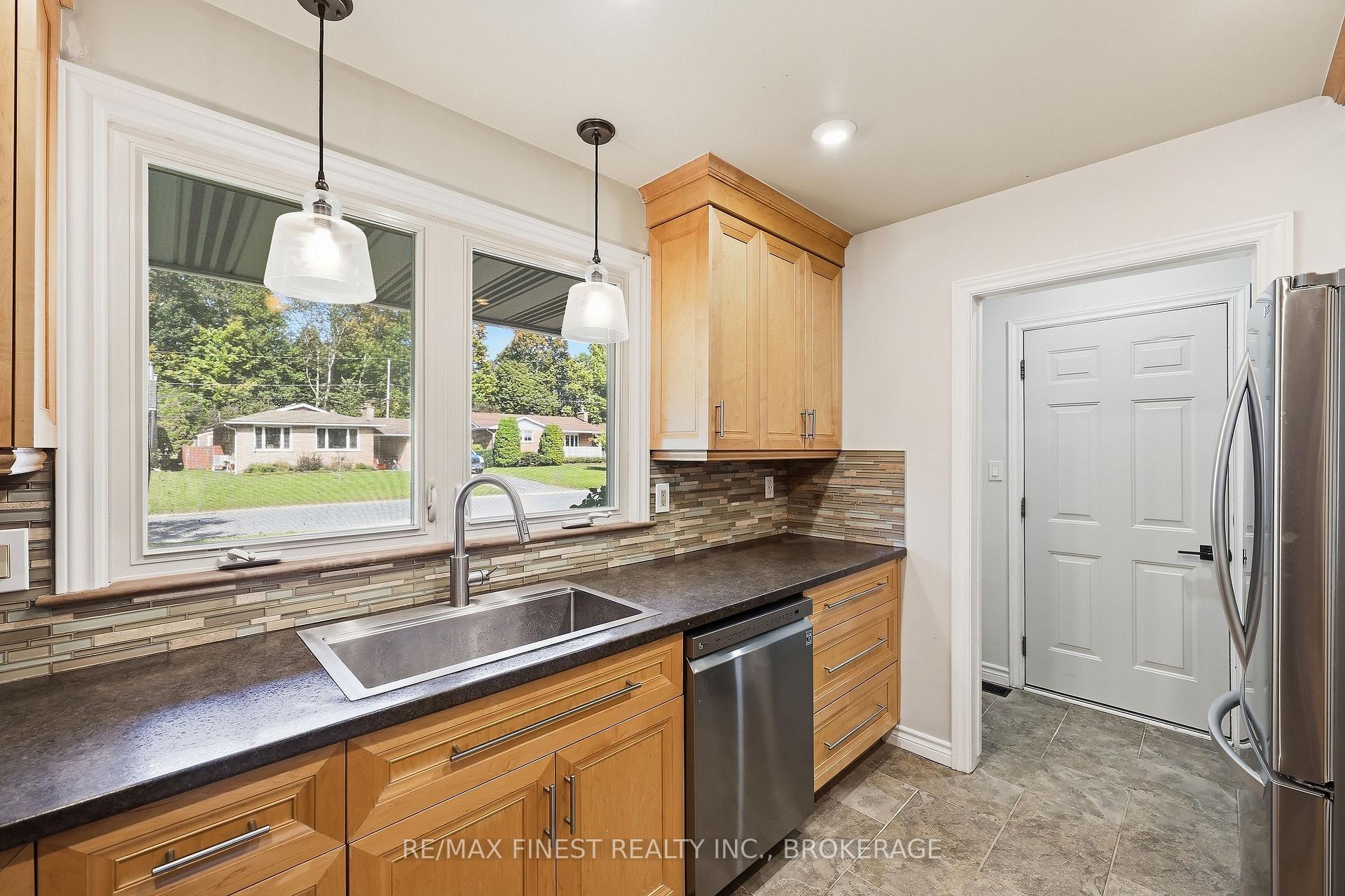 Photo 15 of 933 Mayfair Crescent, Kingston, South of Taylor-Kidd Blvd — HOMEH