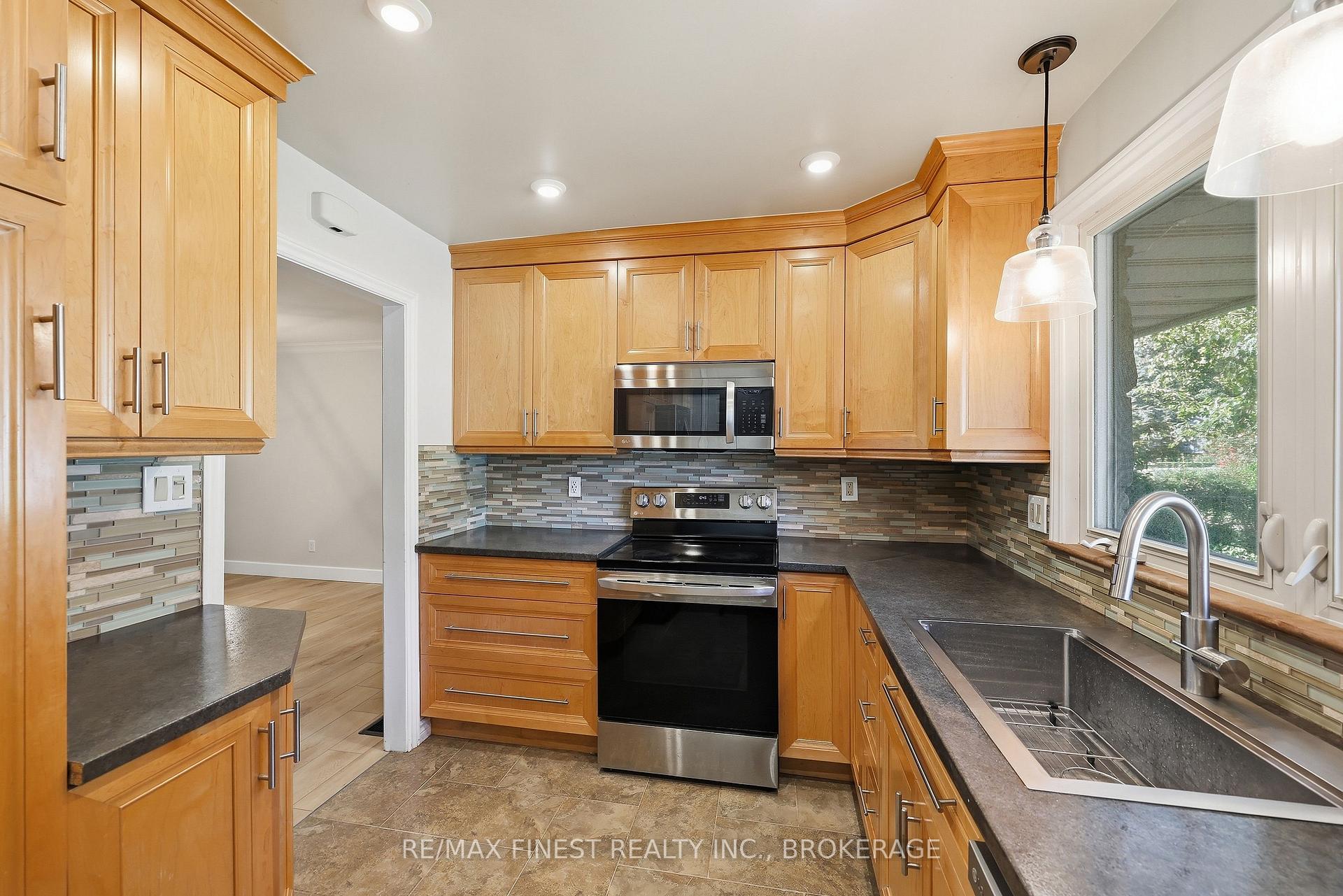 Photo 16 of 933 Mayfair Crescent, Kingston, South of Taylor-Kidd Blvd — HOMEH