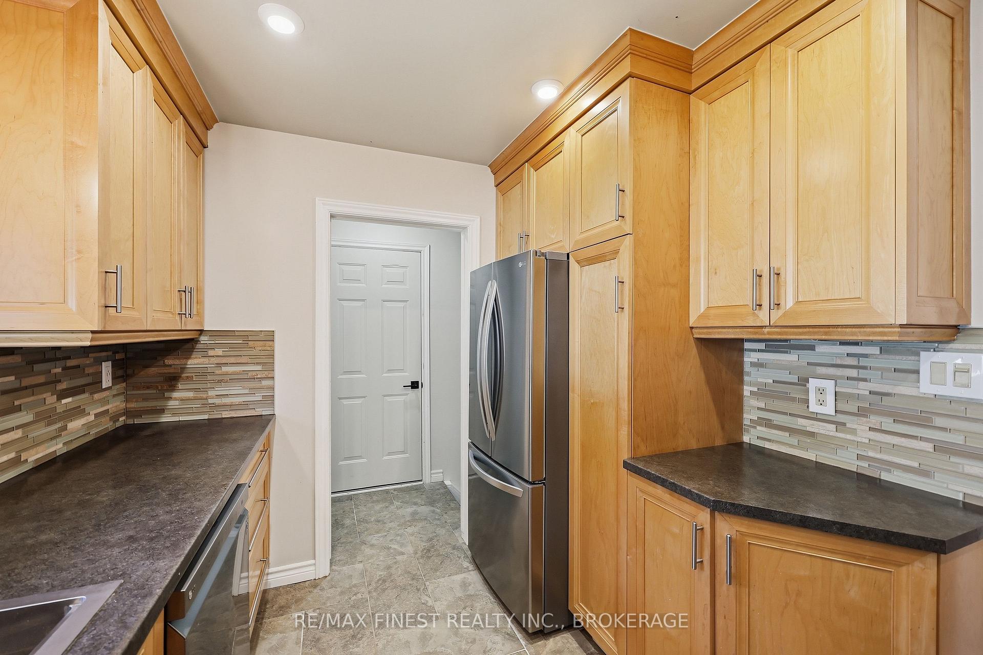 Photo 17 of 933 Mayfair Crescent, Kingston, South of Taylor-Kidd Blvd — HOMEH