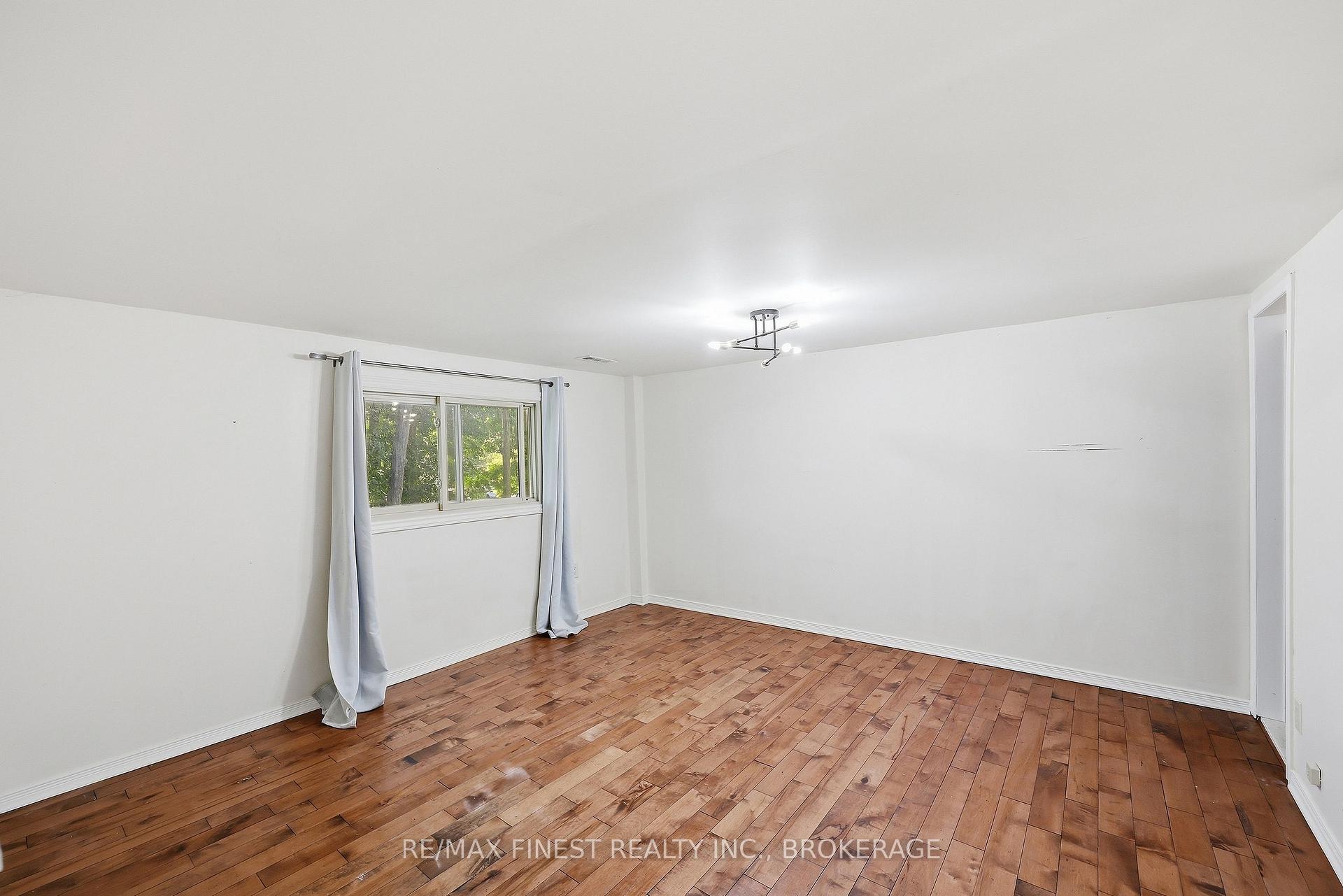 Photo 33 of 933 Mayfair Crescent, Kingston, South of Taylor-Kidd Blvd — HOMEH