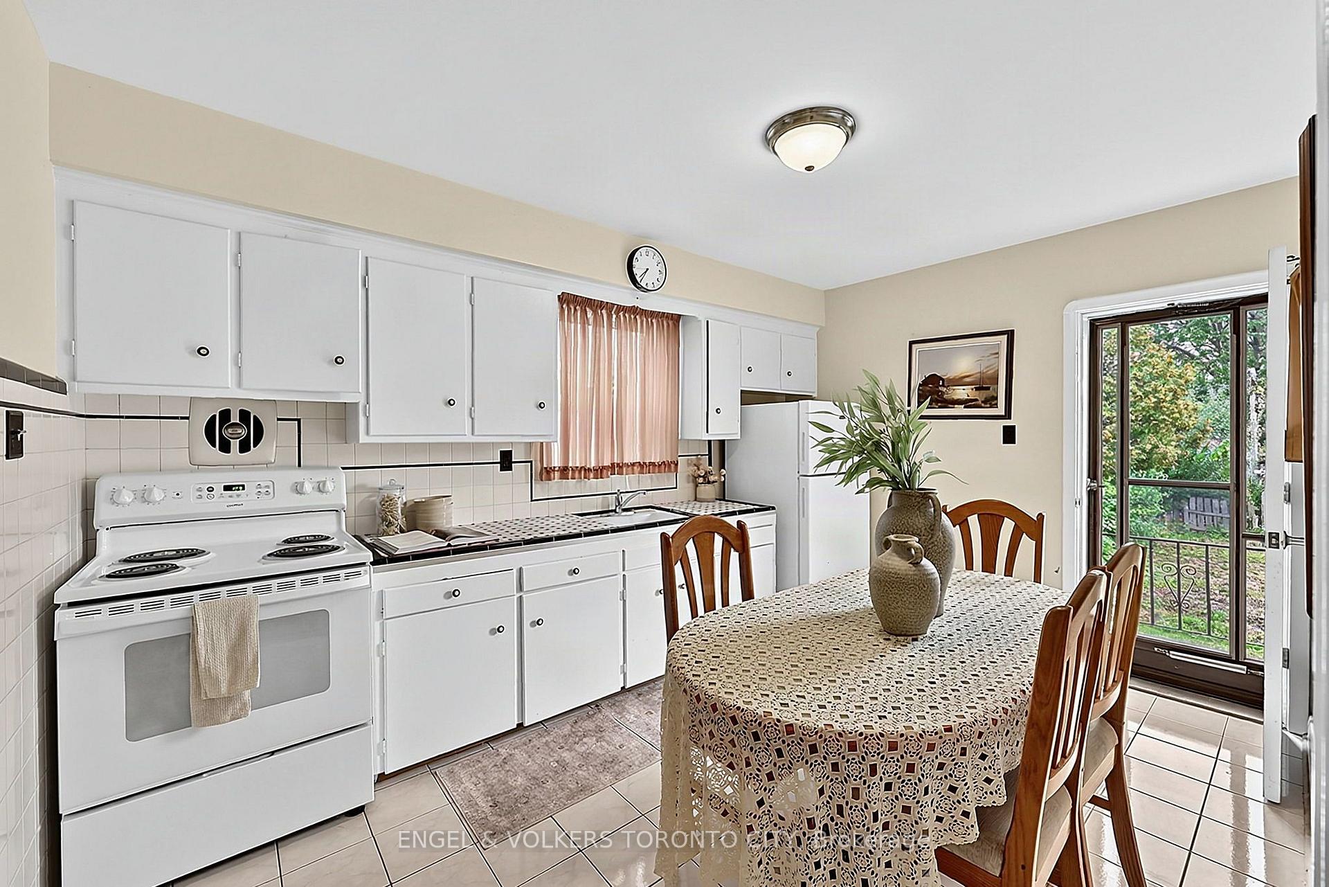 Photo 12 of 189 Locksley Avenue, North York, Briar Hill-Belgravia — HOMEH