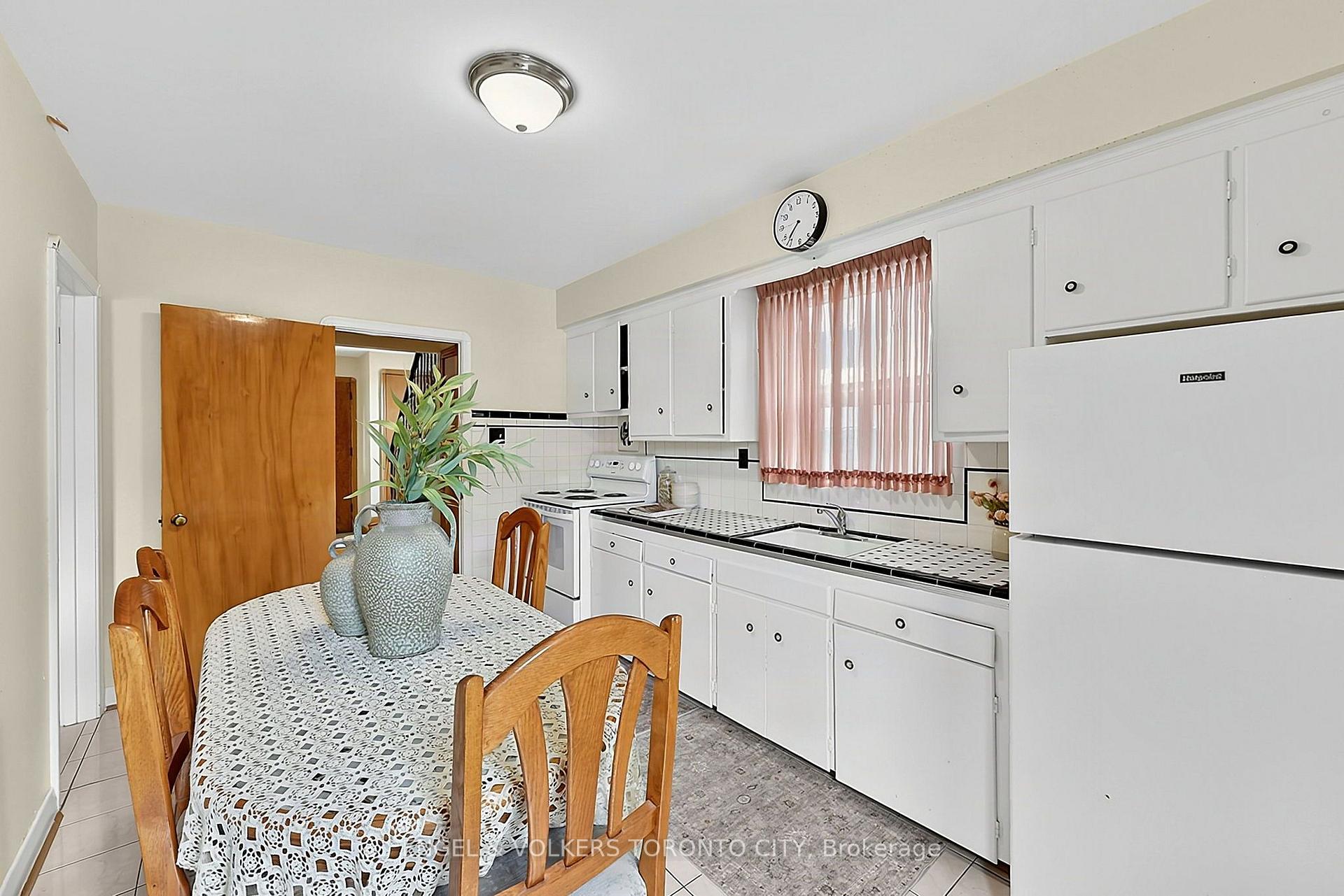 Photo 13 of 189 Locksley Avenue, North York, Briar Hill-Belgravia — HOMEH