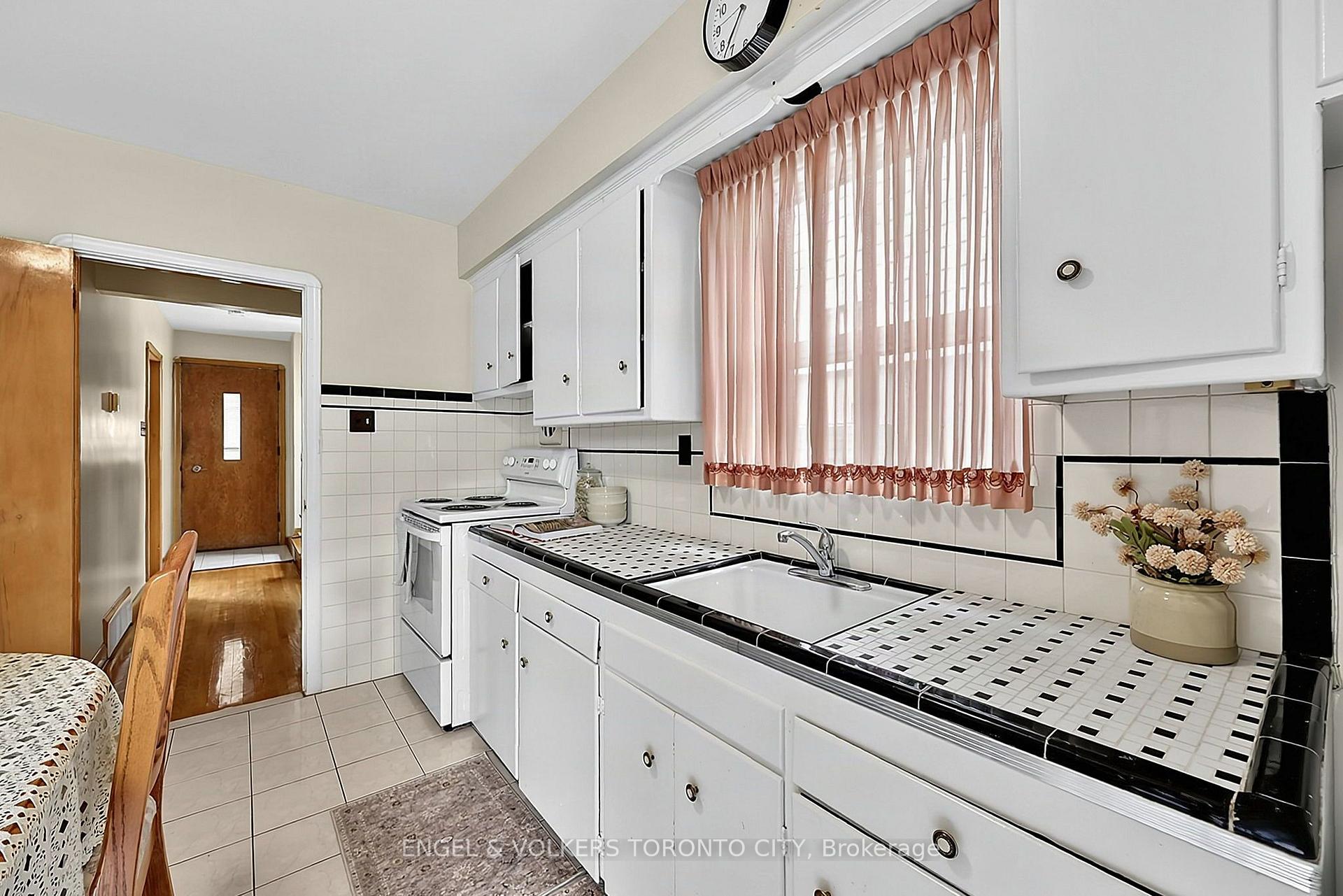 Photo 14 of 189 Locksley Avenue, North York, Briar Hill-Belgravia — HOMEH