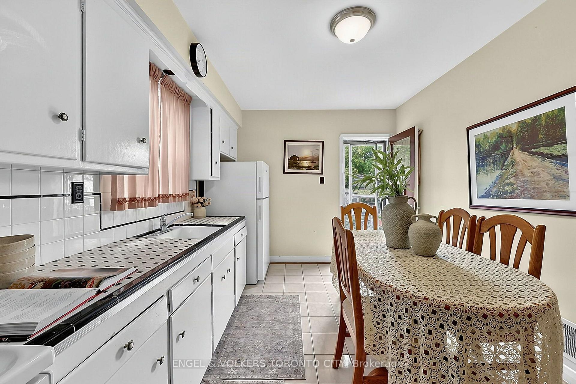 Photo 15 of 189 Locksley Avenue, North York, Briar Hill-Belgravia — HOMEH