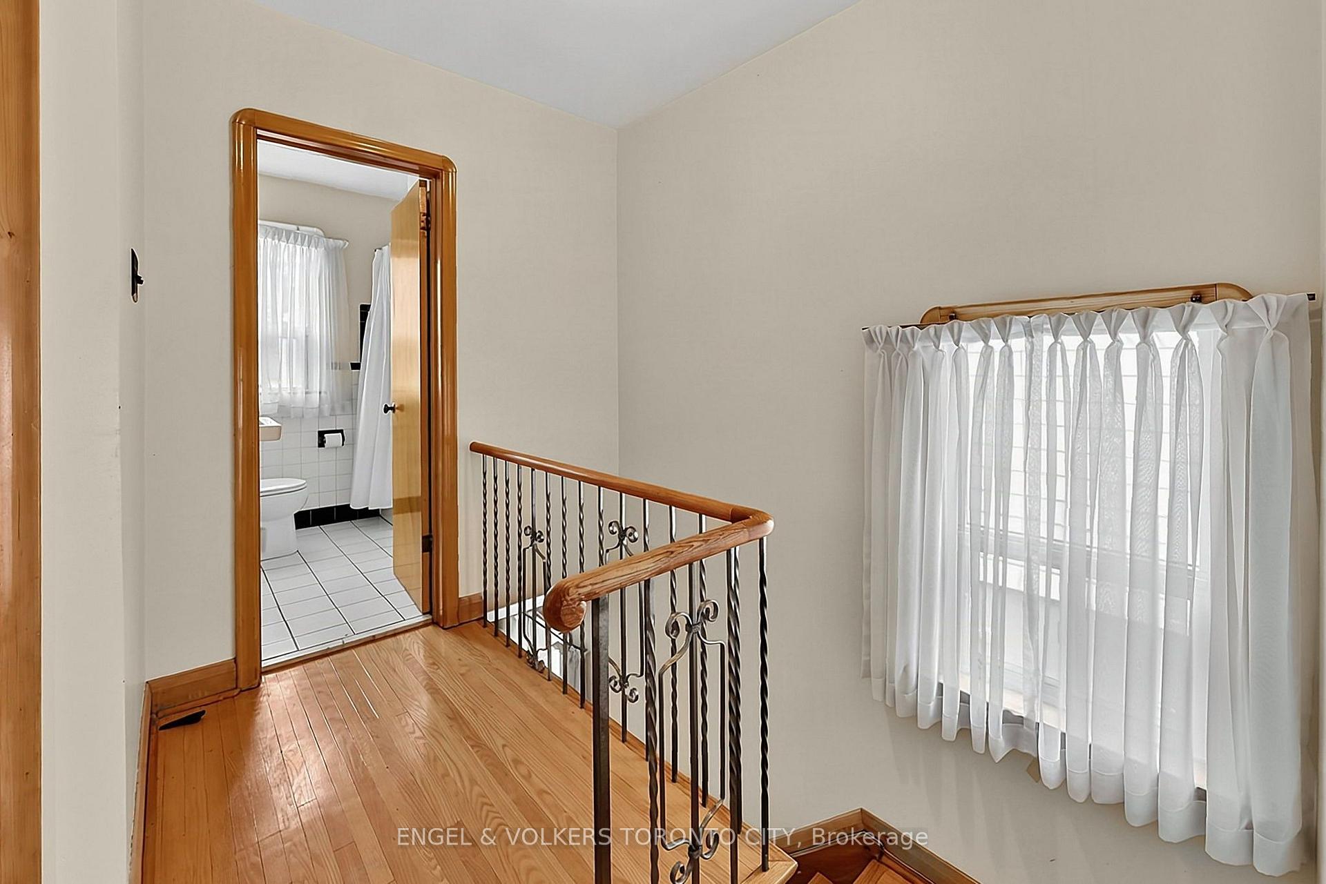 Photo 23 of 189 Locksley Avenue, North York, Briar Hill-Belgravia — HOMEH