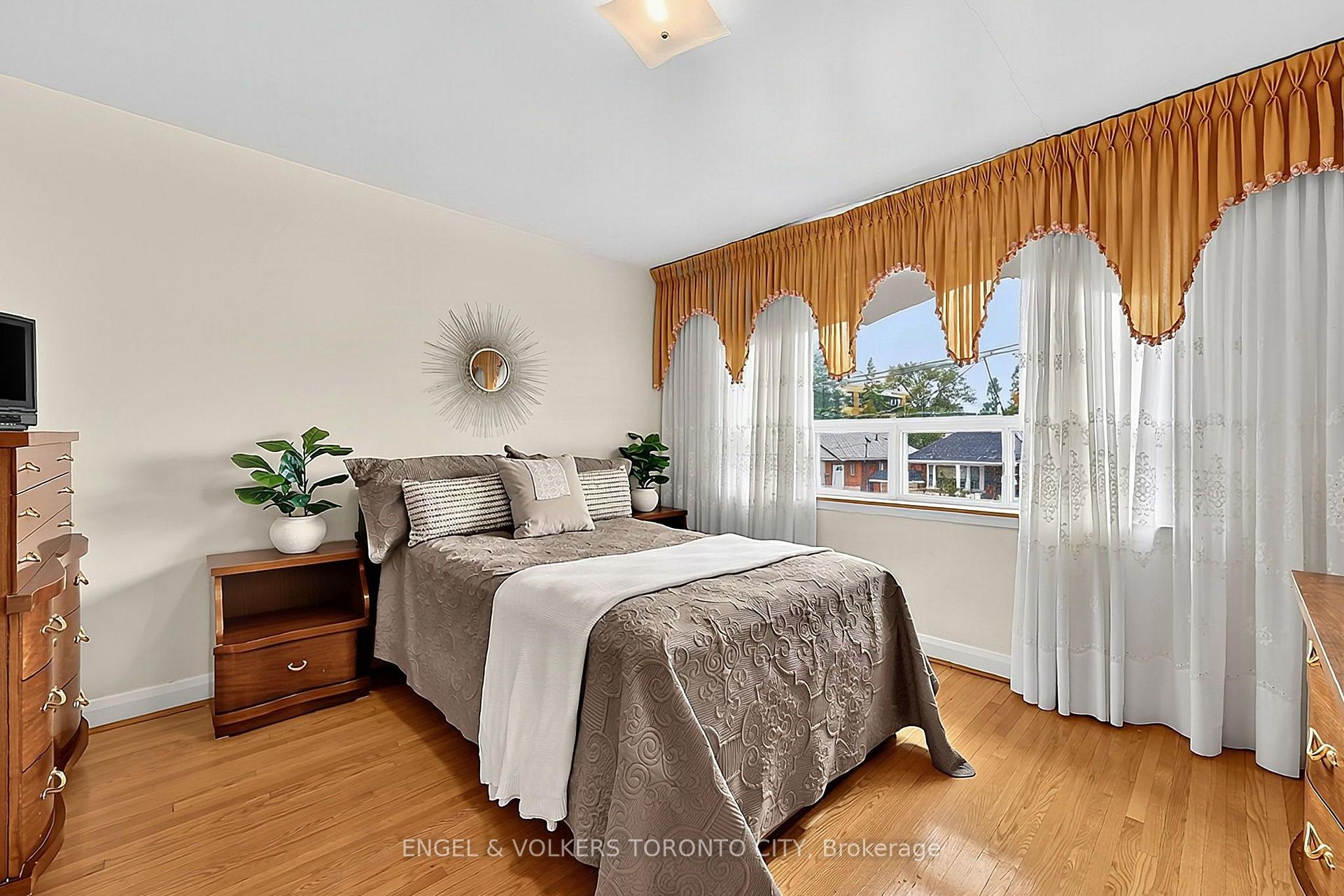 Photo 24 of 189 Locksley Avenue, North York, Briar Hill-Belgravia — HOMEH
