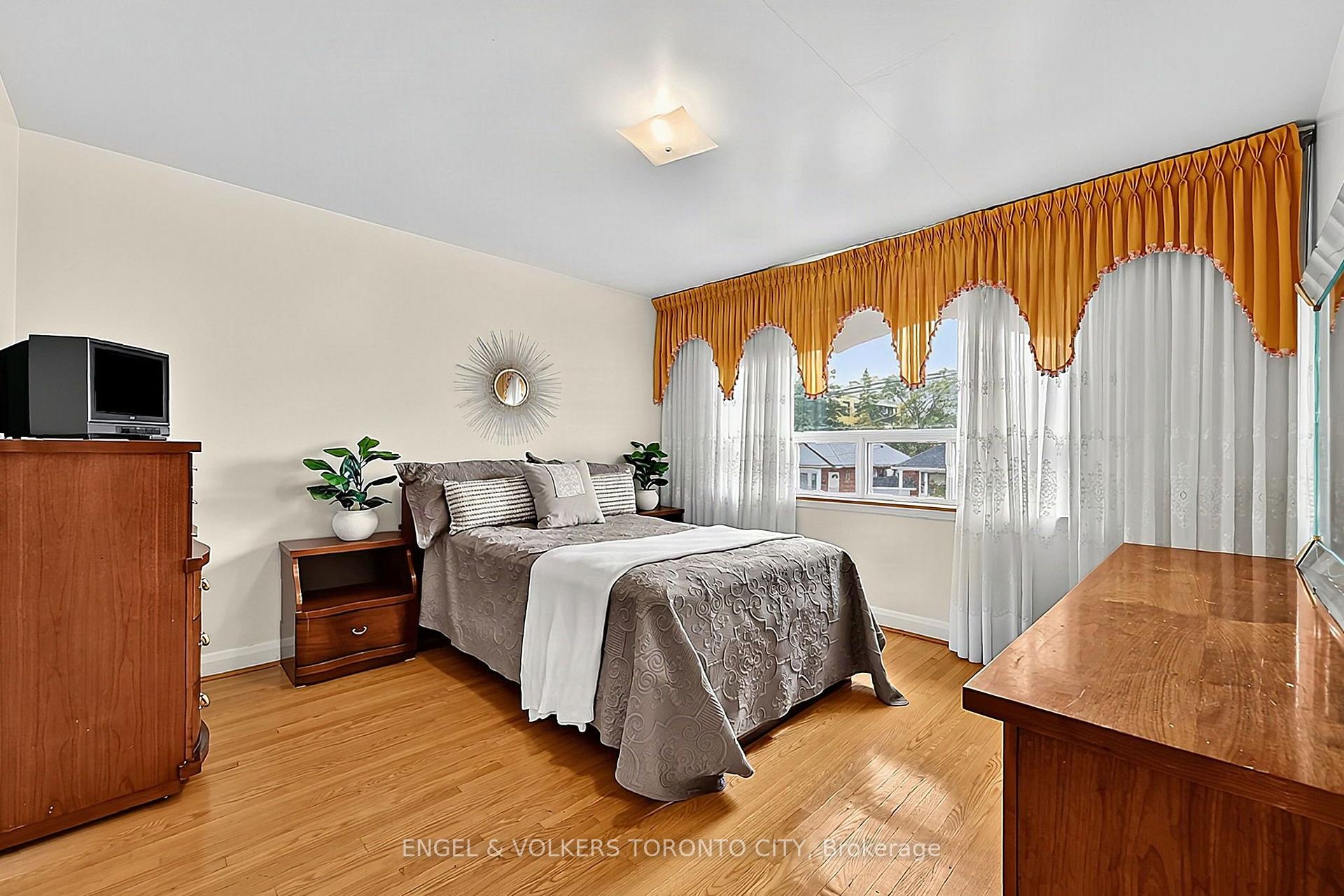 Photo 25 of 189 Locksley Avenue, North York, Briar Hill-Belgravia — HOMEH