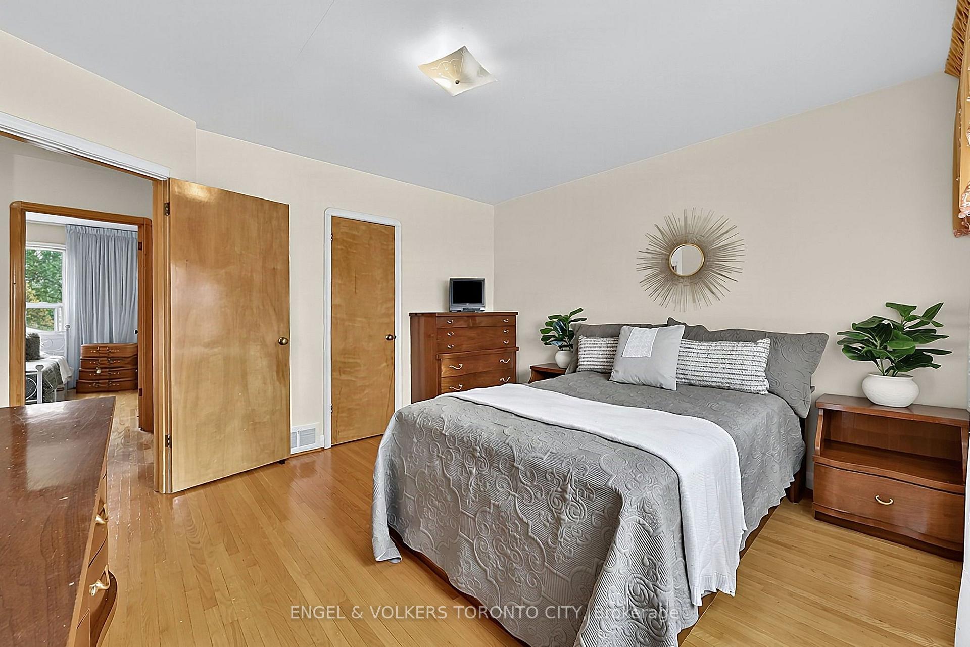 Photo 26 of 189 Locksley Avenue, North York, Briar Hill-Belgravia — HOMEH