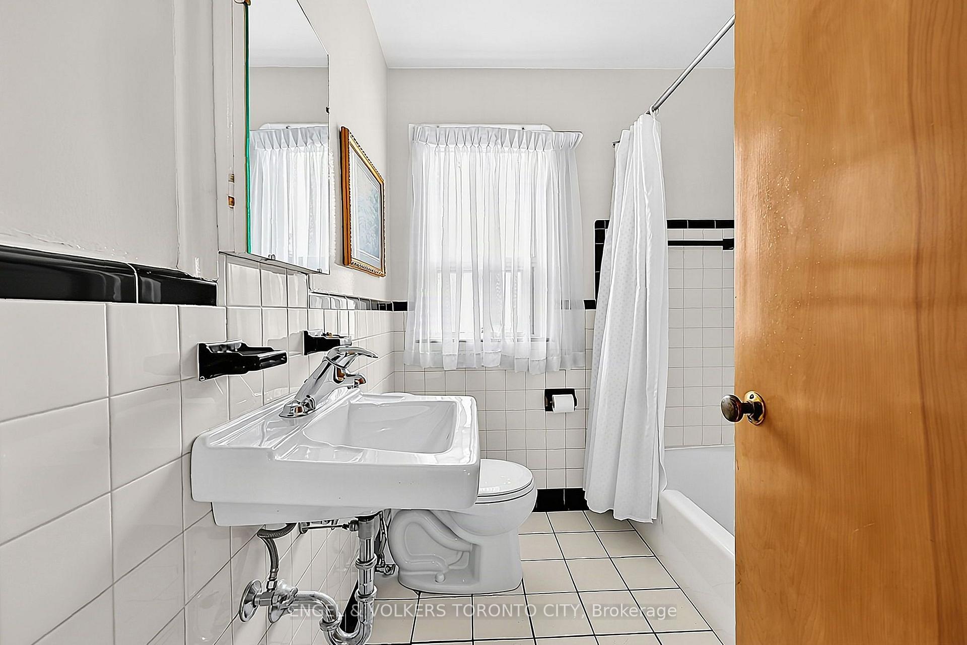Photo 32 of 189 Locksley Avenue, North York, Briar Hill-Belgravia — HOMEH