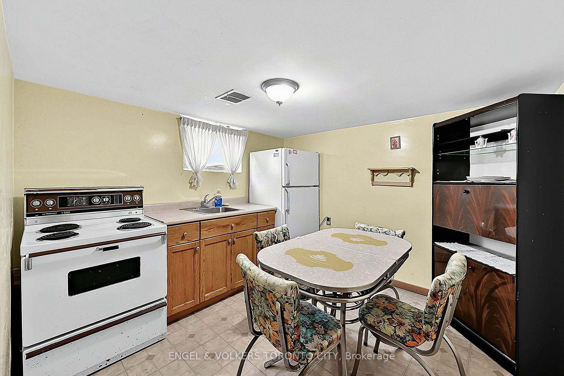 Photo 35 of 189 Locksley Avenue, North York, Briar Hill-Belgravia — HOMEH