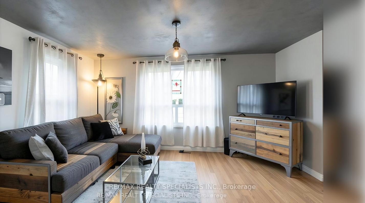 Photo 3 of 9697 Dickenson Road, Hamilton, Mount Hope — HOMEH