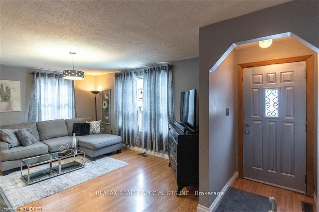 Photo 4 of 9697 Dickenson Road, Hamilton, Mount Hope — HOMEH