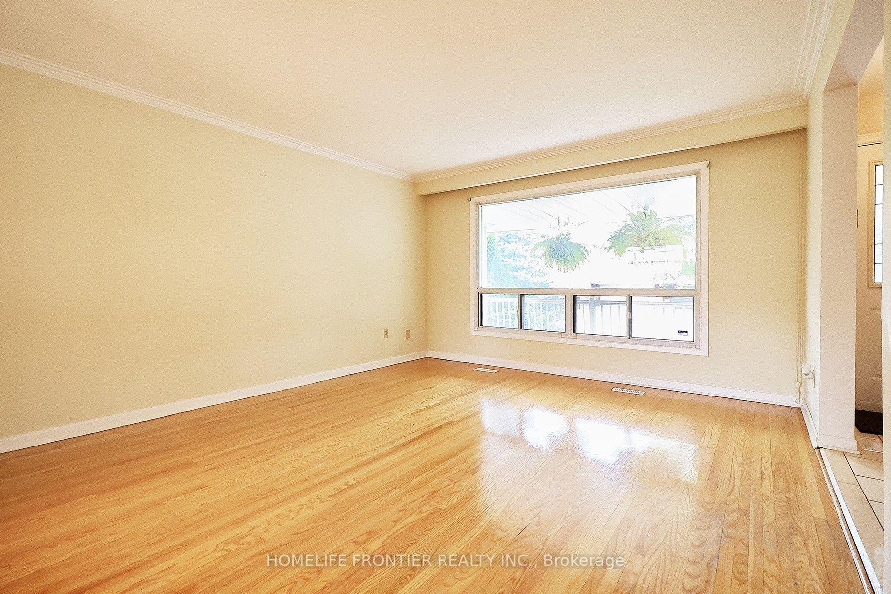 Photo 4 of 334 Rimilton Avenue, Etobicoke, Alderwood — HOMEH