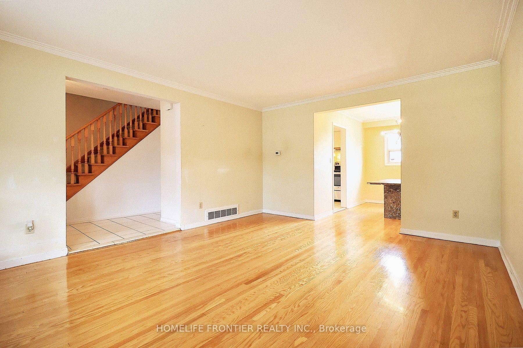 Photo 5 of 334 Rimilton Avenue, Etobicoke, Alderwood — HOMEH