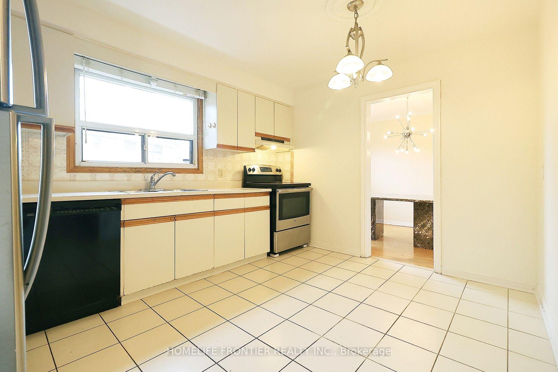 Photo 7 of 334 Rimilton Avenue, Etobicoke, Alderwood — HOMEH