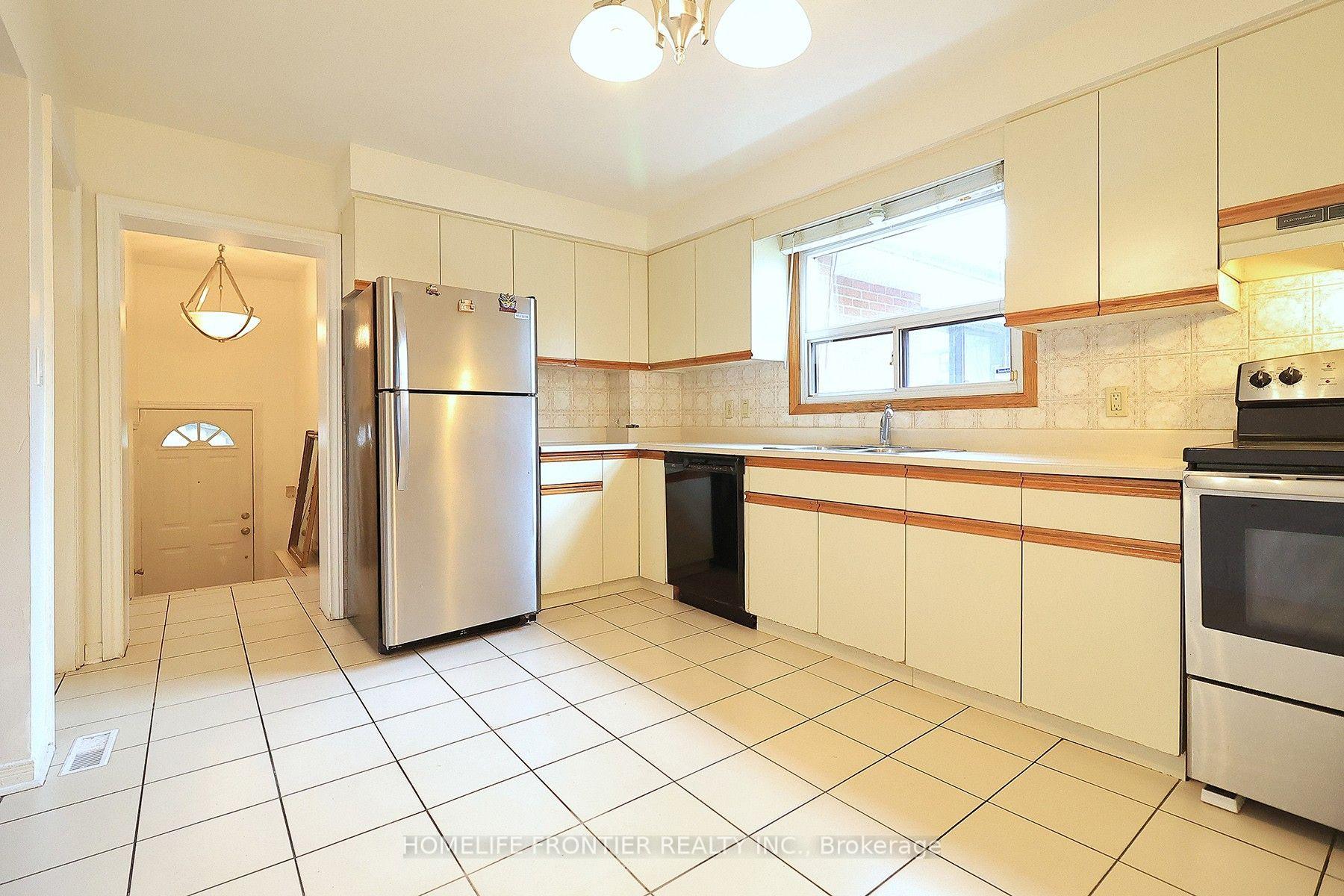 Photo 8 of 334 Rimilton Avenue, Etobicoke, Alderwood — HOMEH