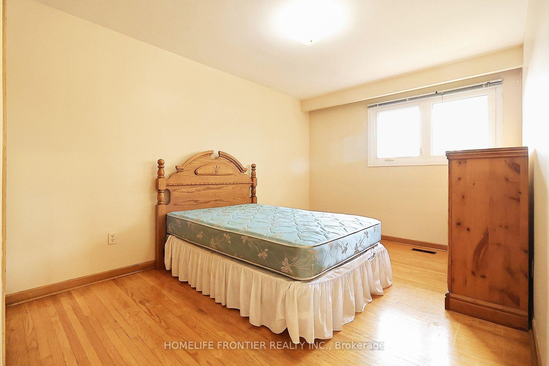 Photo 12 of 334 Rimilton Avenue, Etobicoke, Alderwood — HOMEH