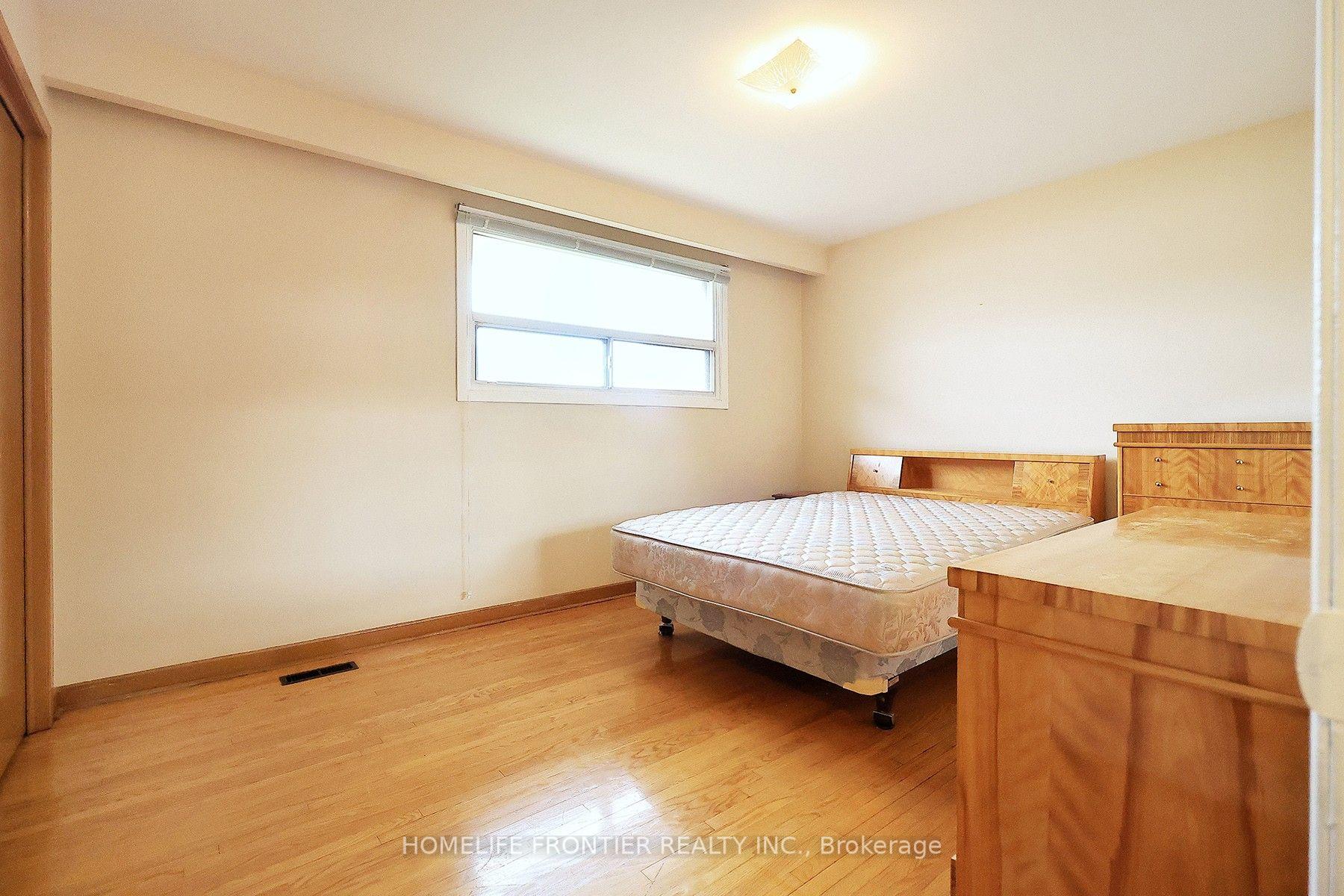 Photo 13 of 334 Rimilton Avenue, Etobicoke, Alderwood — HOMEH