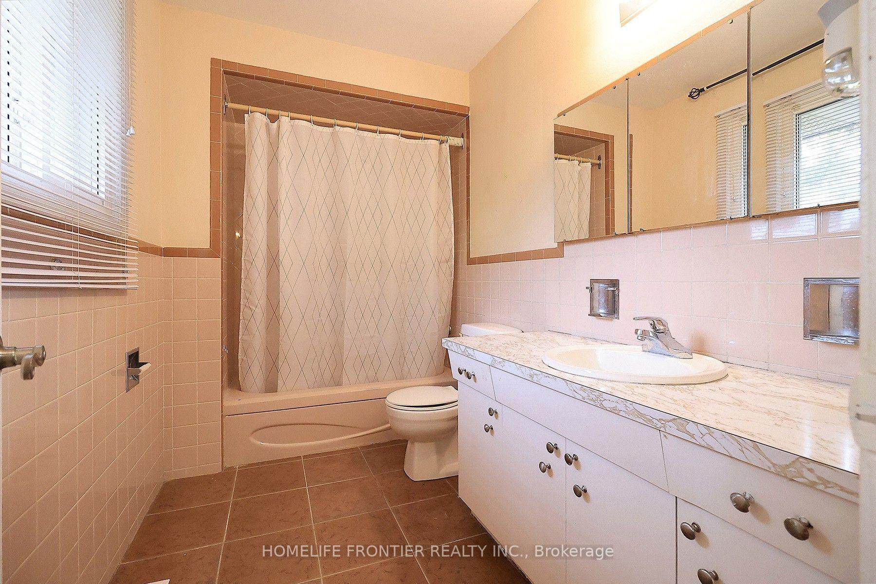 Photo 14 of 334 Rimilton Avenue, Etobicoke, Alderwood — HOMEH
