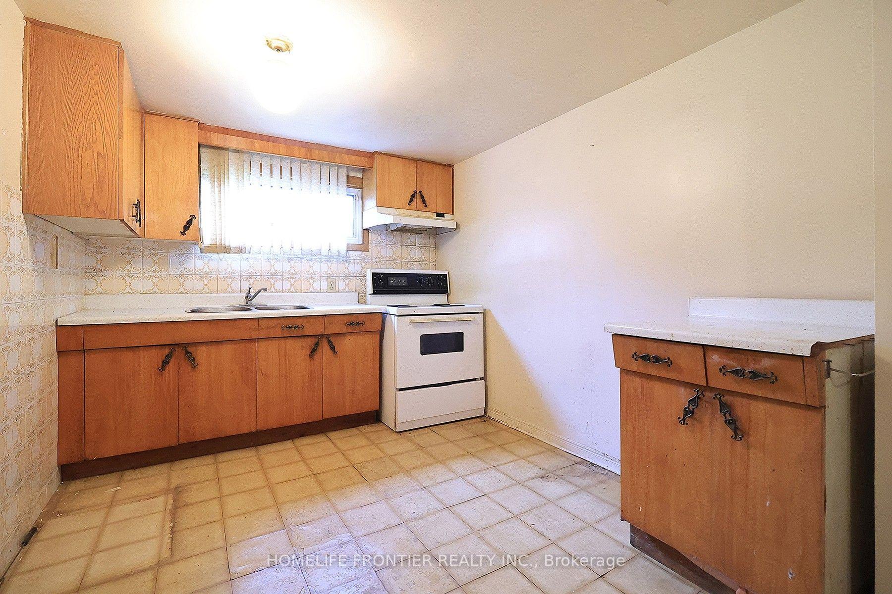Photo 18 of 334 Rimilton Avenue, Etobicoke, Alderwood — HOMEH