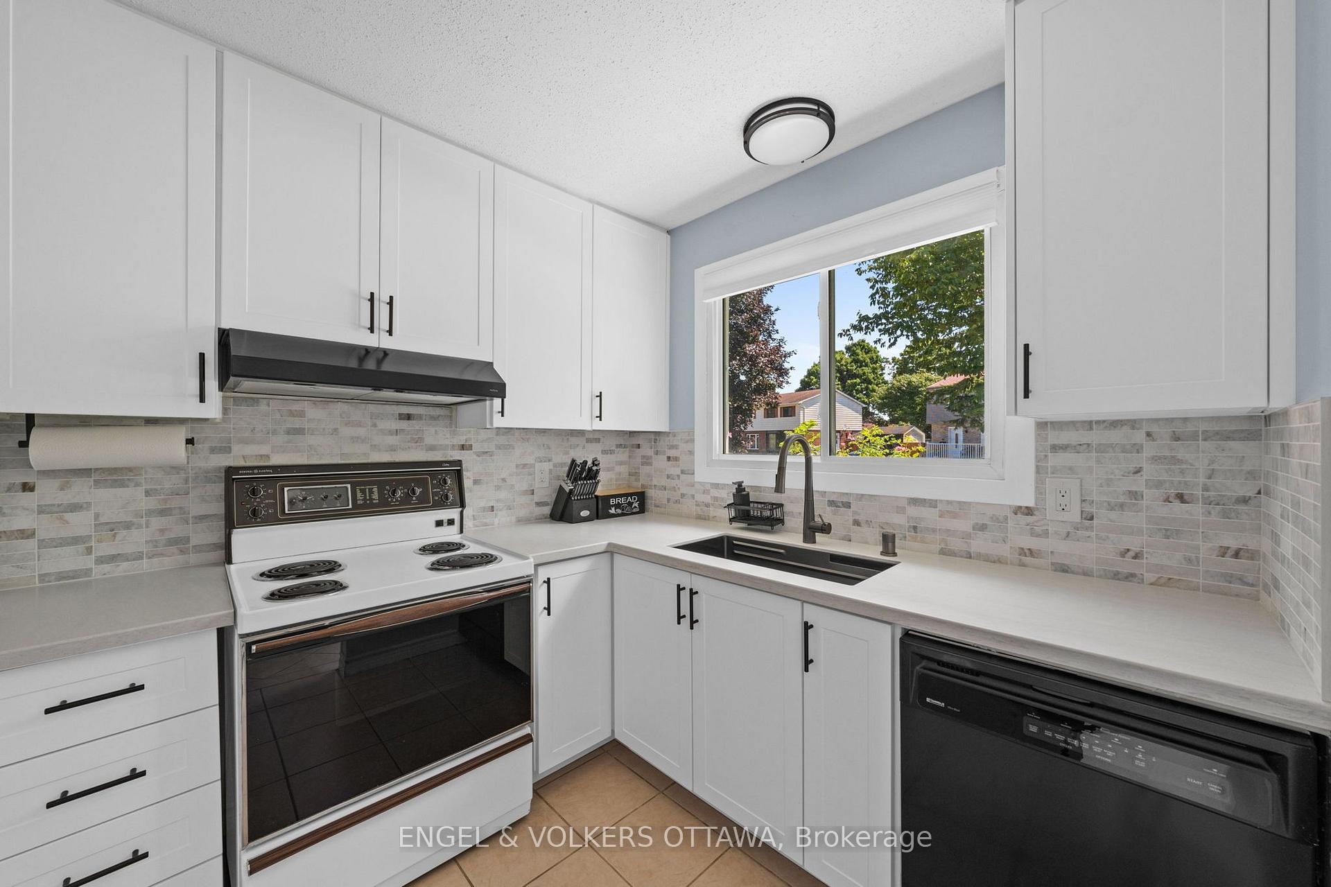 Photo 4 of 51 Morton Drive, Ottawa, Kanata - Glencairn/Hazeldean — HOMEH