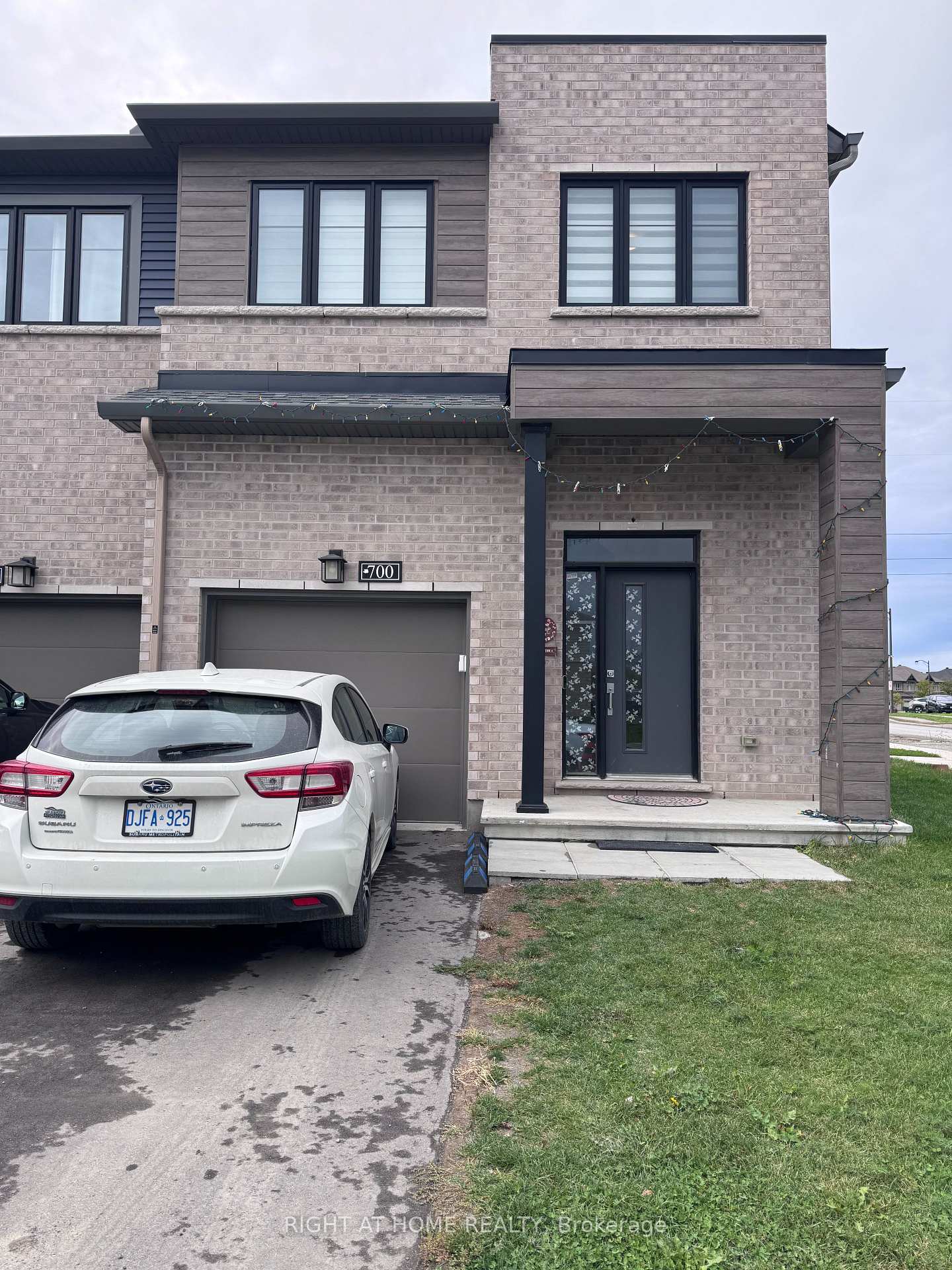Photo 2 of 700 Fairline Row, Ottawa, Kanata - Emerald Meadows/Trailwest — HOMEH