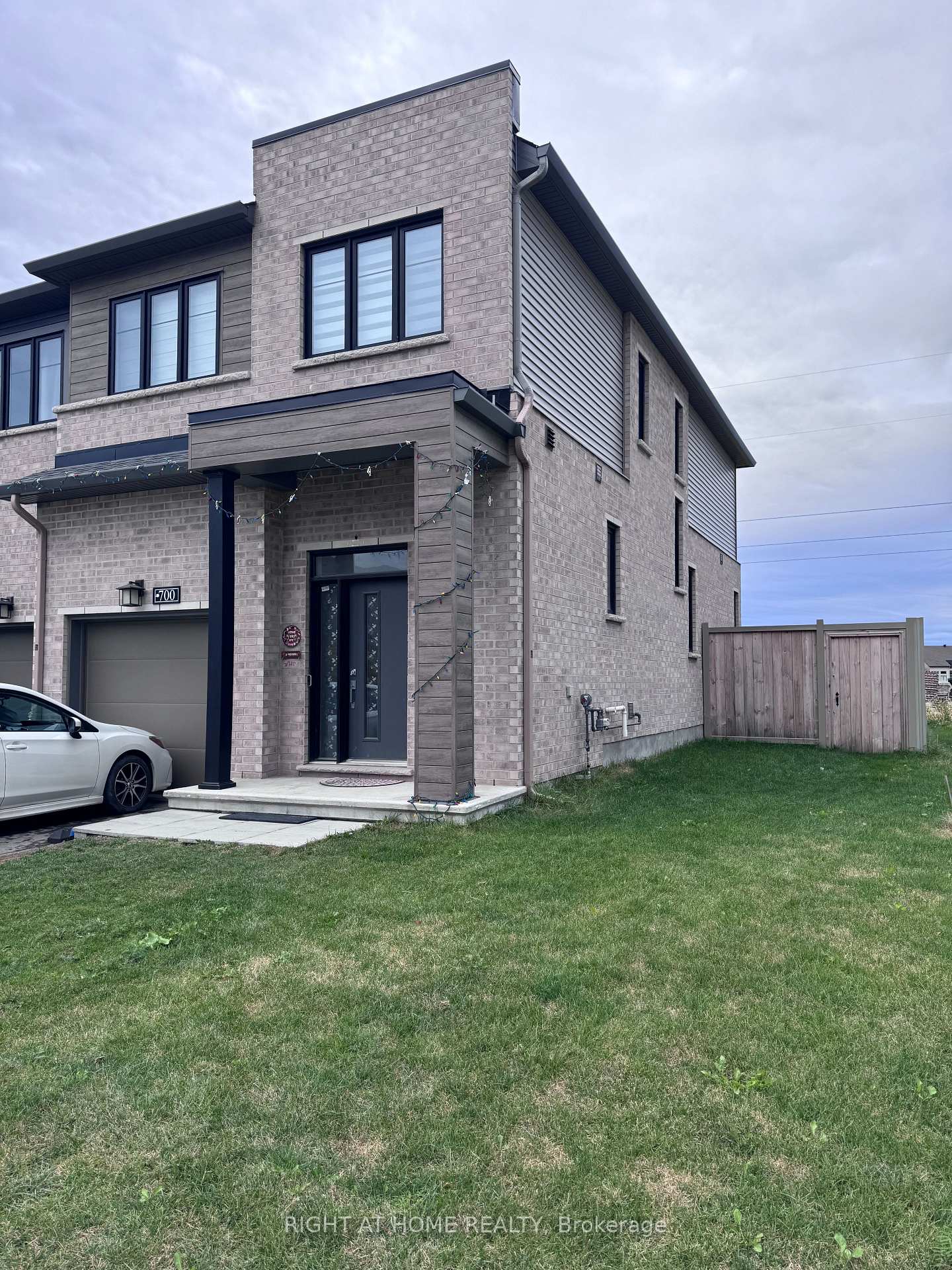 Photo 3 of 700 Fairline Row, Ottawa, Kanata - Emerald Meadows/Trailwest — HOMEH