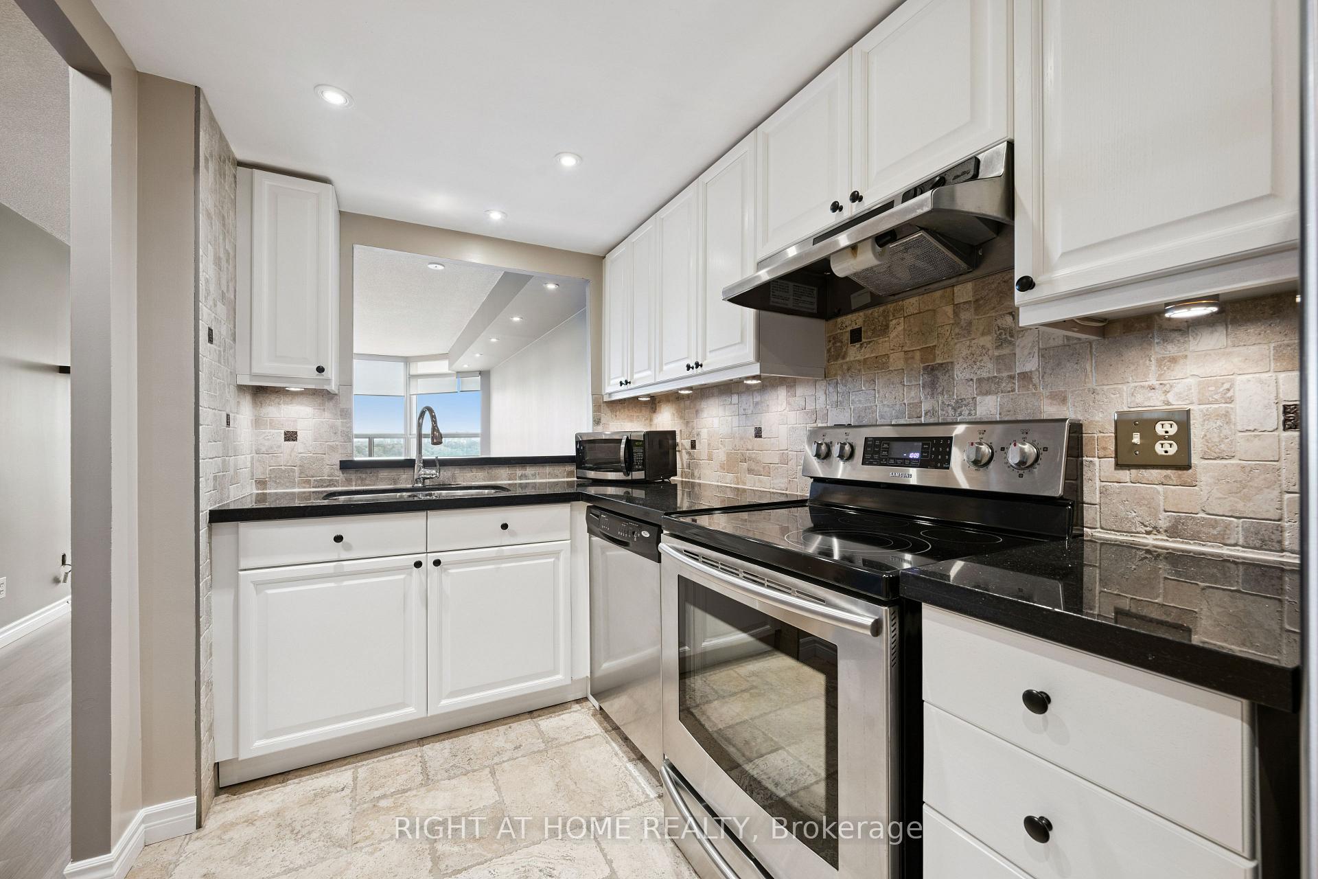 Photo 6 of Unit 1217, 268 Ridley Boulevard, Toronto, Bedford Park-Nortown — HOMEH
