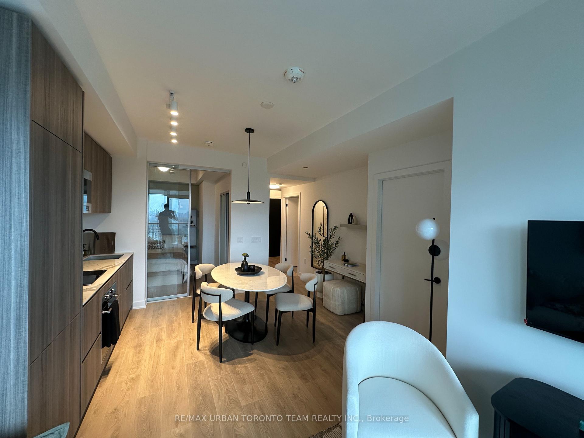 Photo 4 of Unit 3013, 127 Broadway Avenue, Toronto, Mount Pleasant West — HOMEH