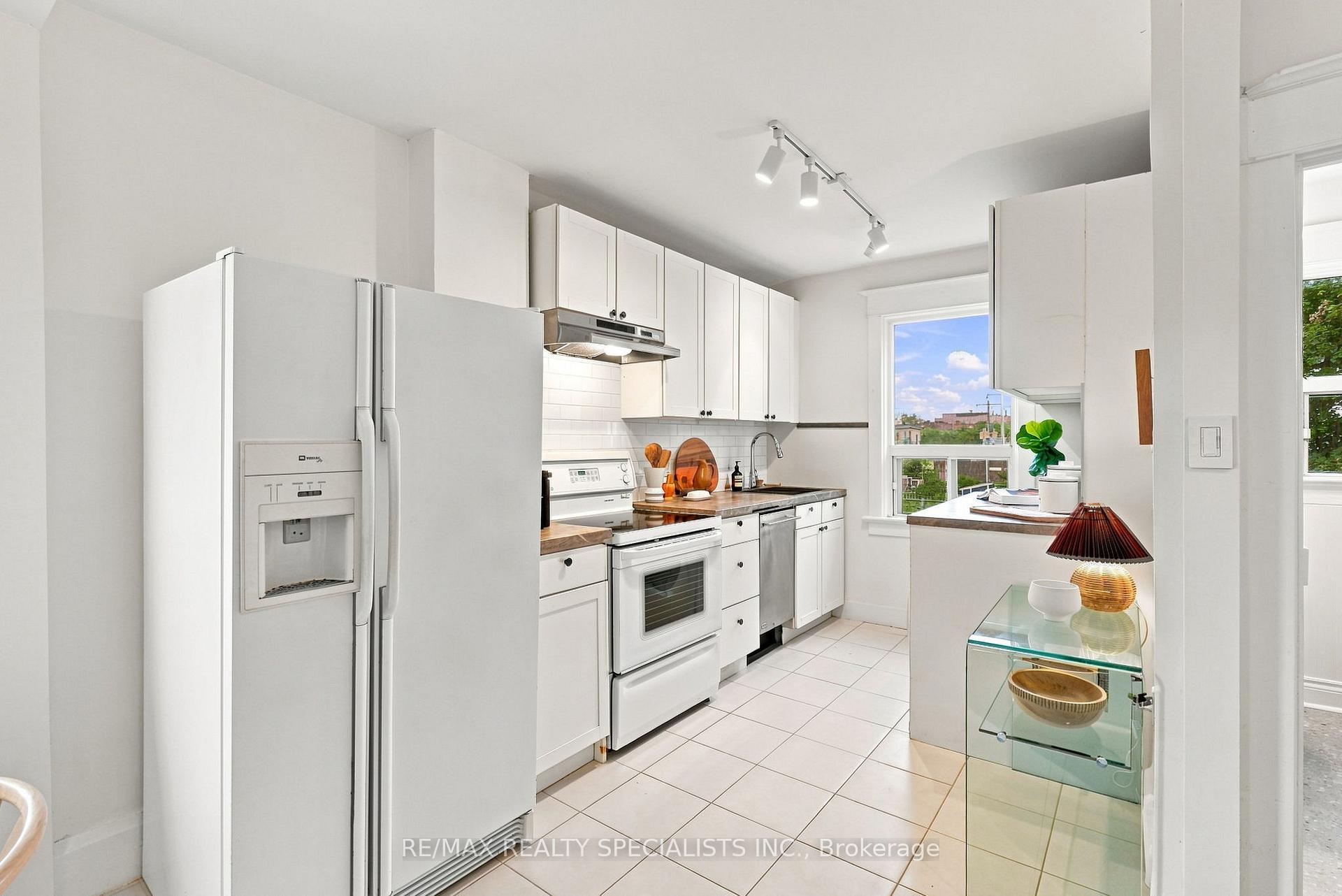 Photo 10 of 21 Mendel Avenue, Toronto, East End-Danforth — HOMEH